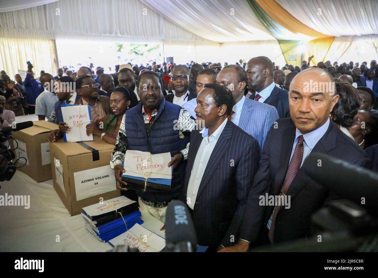 Nairobi, Kenya. 22nd ago, 2022. Azimio la Umoja un candidato presidenziale della coalizione del Kenya Raila Odinga (C) e il suo compagno di corsa Martha Karua (4th da R) consegna la loro petizione agli uffici del Sottogrione della Corte Suprema nei tribunali di legge di Milimani contestando i risultati delle elezioni presidenziali. (Foto di John Ochieng/SOPA Images/Sipa USA) Credit: Sipa USA/Alamy Live News Foto Stock