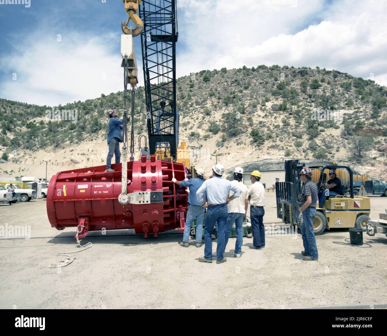 A89614 U12N CAVA MINERALE TRASPORTO FAC GEORGE STALLER (PROJECT ENGINEER) GIU 13 89 EG&G/NTS PHOTO LAB DATA DI PUBBLICAZIONE: 6/13/1989 CANISTER (STOCCAGGIO); GRU, SOLLEVAMENTO (INDUSTRIALE); EDGERTON, GERMESHAUSEN & GRIER; EG&G; APPARECCHIATURE E STRUMENTI; APPARECCHIATURE (SNL); FAC; TRASPORTO FAC; CHIUSURA AD AZIONE RAPIDA; CHIUSURA AD AZIONE RAPIDA; STRUMENTI E ATTREZZATURE; MEZZI DI SOLLEVAMENTO; MASCHIO; UOMINI (AGGIUNGERE MODIFICATORE MASCHIO); CAVA MINERALE; TEST CAVA MINERALE; N-TUNNEL; NEVADA; SITO DI PROVA DEL NEVADA; NTS; TECNOLOGIA DELL'ENERGIA NUCLEARE; TEST NUCLEARI; TEST NUCLEARI; SITI DI PROVA; UGT; TEST SOTTERRANEI; CAVA MINERALE-FAC TRANSP Foto Stock