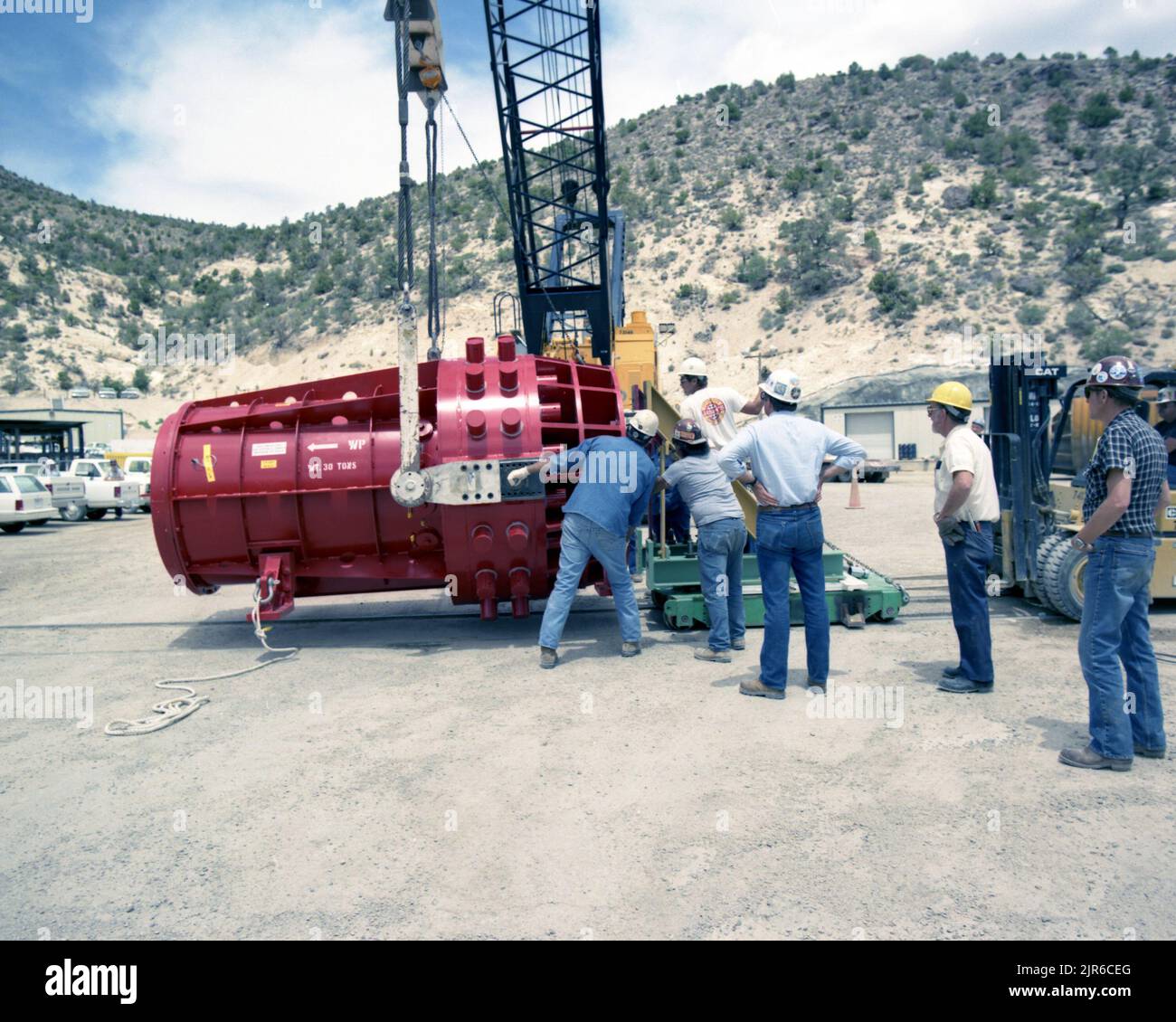 A89613 U12N CAVA MINERALE TRASPORTO FAC GEORGE STALLER (PROJECT ENGINEER) GIU 13 89 EG&G/NTS PHOTO LAB DATA DI PUBBLICAZIONE: 6/13/1989 CANISTER (STOCCAGGIO); GRU, SOLLEVAMENTO (INDUSTRIALE); EDGERTON, GERMESHAUSEN & GRIER; EG&G; APPARECCHIATURE E STRUMENTI; APPARECCHIATURE (SNL); FAC; TRASPORTO FAC; CHIUSURA AD AZIONE RAPIDA; CHIUSURA AD AZIONE RAPIDA; STRUMENTI E ATTREZZATURE; MEZZI DI SOLLEVAMENTO; MASCHIO; UOMINI (AGGIUNGERE MODIFICATORE MASCHIO); CAVA MINERALE; TEST CAVA MINERALE; N-TUNNEL; NEVADA; SITO DI PROVA DEL NEVADA; NTS; TECNOLOGIA DELL'ENERGIA NUCLEARE; TEST NUCLEARI; TEST NUCLEARI; SITI DI PROVA; UGT; TEST SOTTERRANEI; CAVA MINERALE-FAC TRANSP Foto Stock