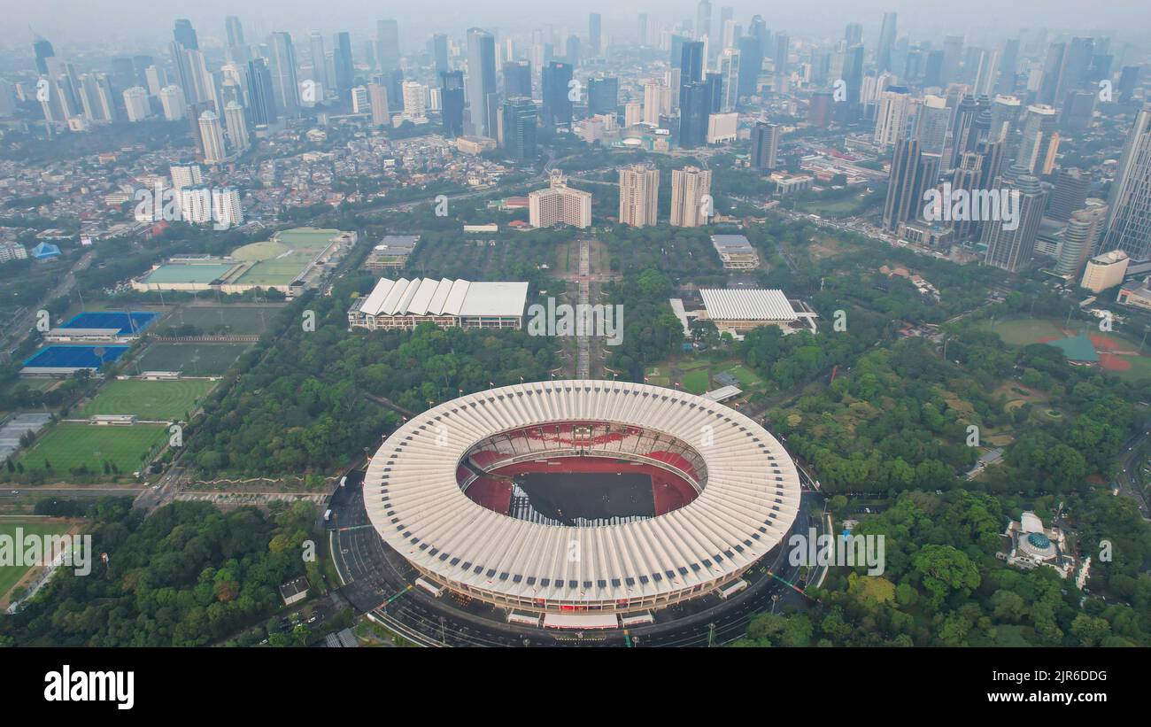 Vista aerea dello splendido scenario dello stadio di Senayan, con nuvole di rumore sullo sfondo. Giacarta, Indonesia, 23 agosto 2022 Foto Stock