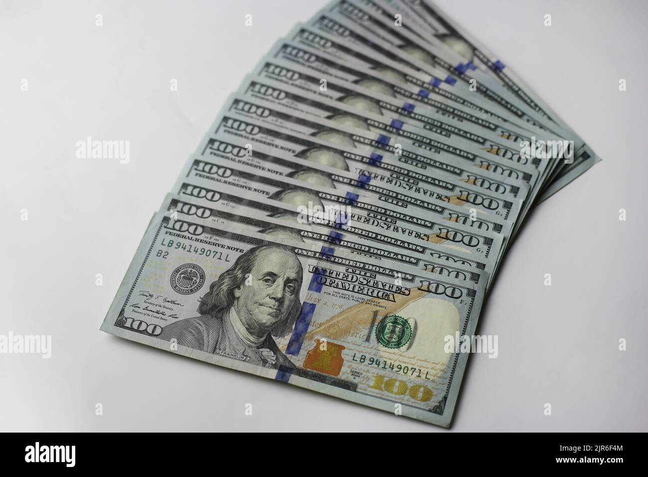 Dispiegato 100 dollari fatture su uno sfondo grigio Foto Stock