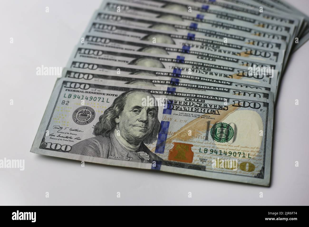 Dispiegato 100 dollari fatture su uno sfondo grigio Foto Stock