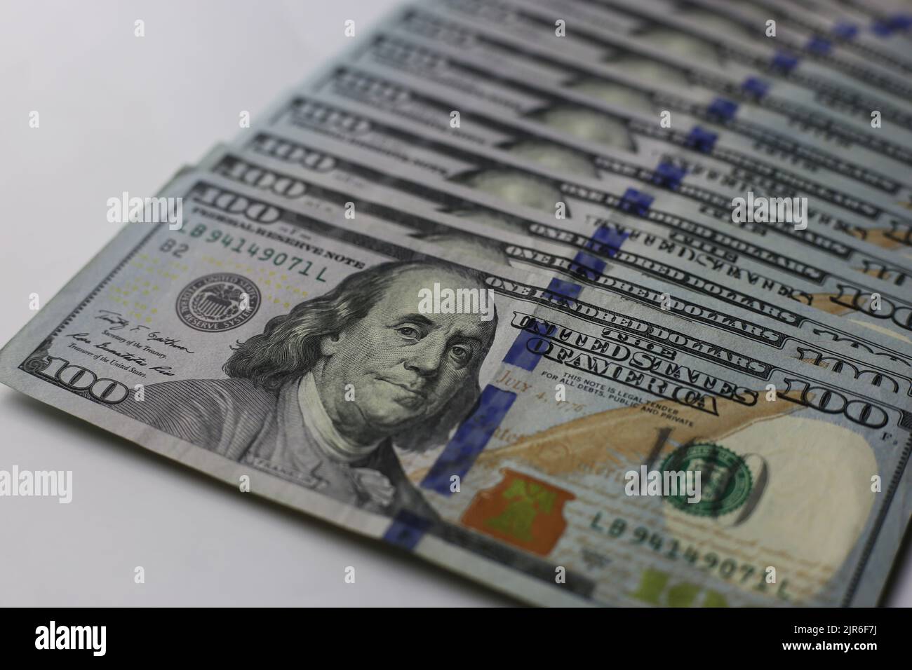 Dispiegato 100 dollari fatture su uno sfondo grigio Foto Stock