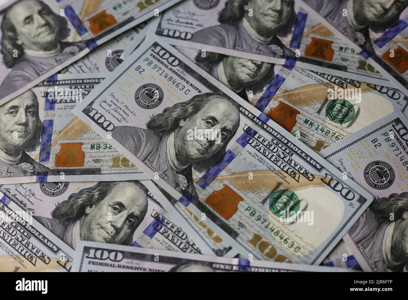 Un sacco di fatture caoticamente sparse di 100 dollari Foto Stock