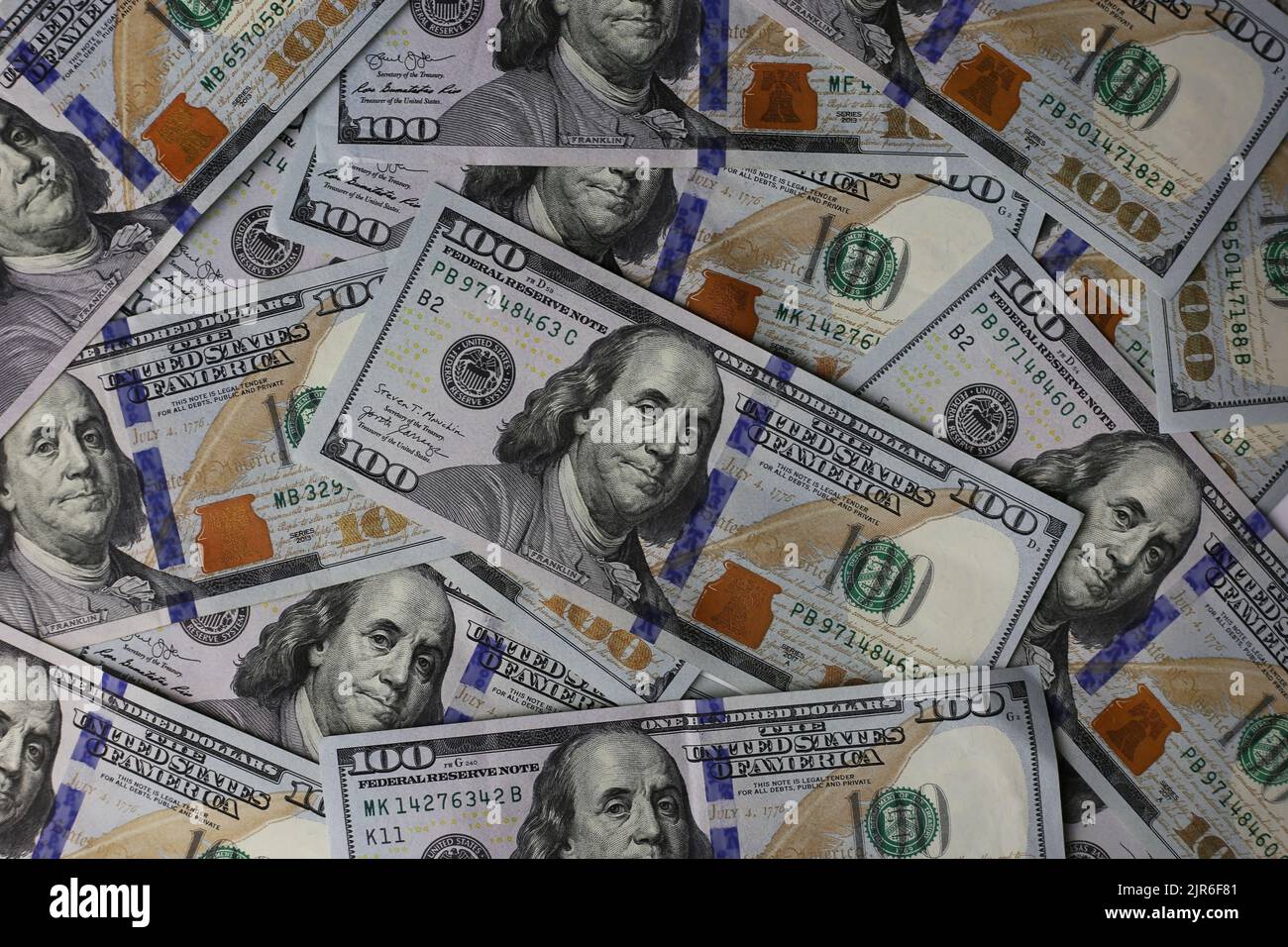 Un sacco di fatture caoticamente sparse di 100 dollari Foto Stock