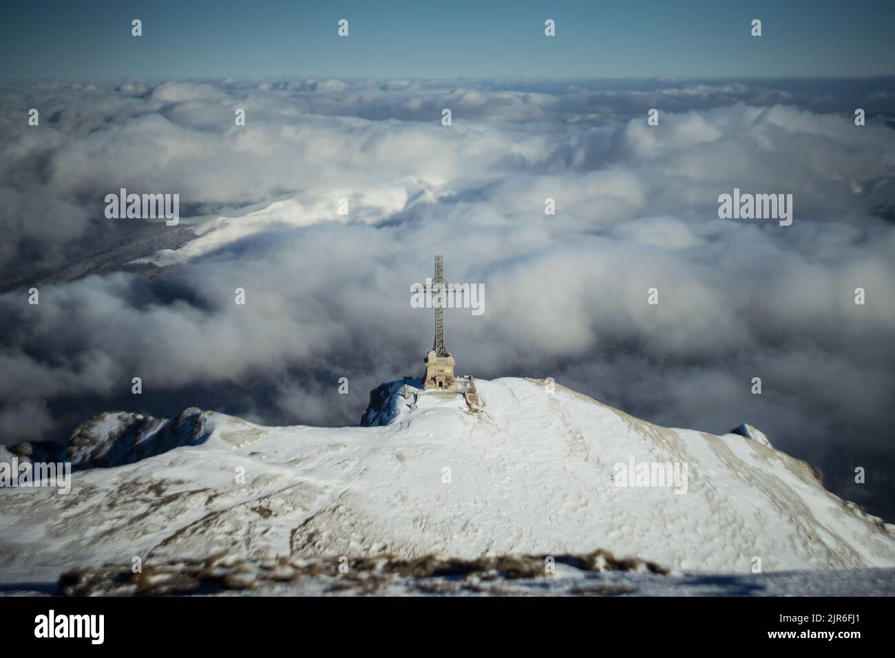 Gli Eroi si incrociano sul Monte Cairaman contro enormi nuvole bianche Foto Stock