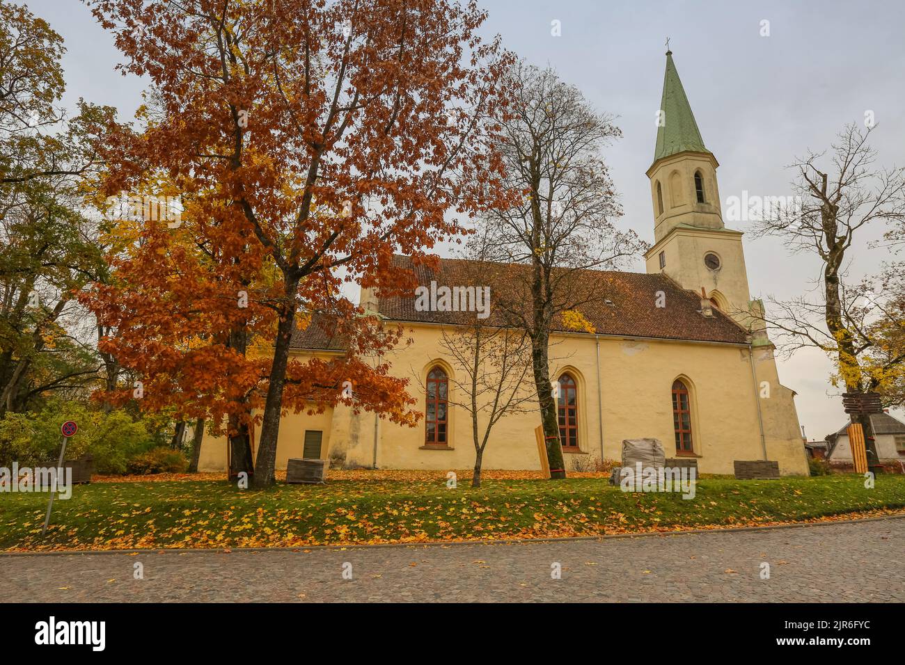 La chiesa catolica nella città di Kuldiga nel mese di ottobre Foto Stock
