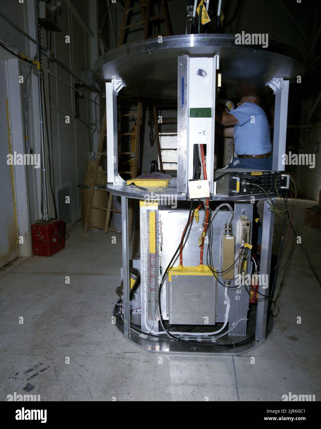 NTS A88 1059 10-21-88 SANDIA NATIONAL LABS U8N KAWICH A&F EQUIPMENT BACA (PROJECT ENGINEER) DATA DI PUBBLICAZIONE: 10/21/1988 A&F EQUIPMENT; ARMING AND FIRING; ELECTRONICS TECHNOLOGY; EQUIPMENT; EQUIPMENT & INSTRUMENTS; STRUMENTI E ATTREZZATURE; STRUMENTI E ATTREZZATURE; UOMINI; UOMINI (AGGIUNGERE MODIFICATORE MASCHILE); NEVADA; NEVADA; NEVADA TEST SITE; NTS; TECNOLOGIA DELL'ENERGIA NUCLEARE; TEST NUCLEARI; TEST NUCLEARI; LABORATORI NAZIONALI SANDIA; SITI DI TEST; GALLERIE; U8N; U8N KAWICH; UGT; SOTTOTERRA; PROVE SOTTERRANEE; EFFETTI SULLE ARMI; TECNOLOGIA DELLE ARMI; WIRED; IMMAGINI STORICHE DI CABLAGGIO. 1972 - 2012. Dipartimento di energia Foto Stock