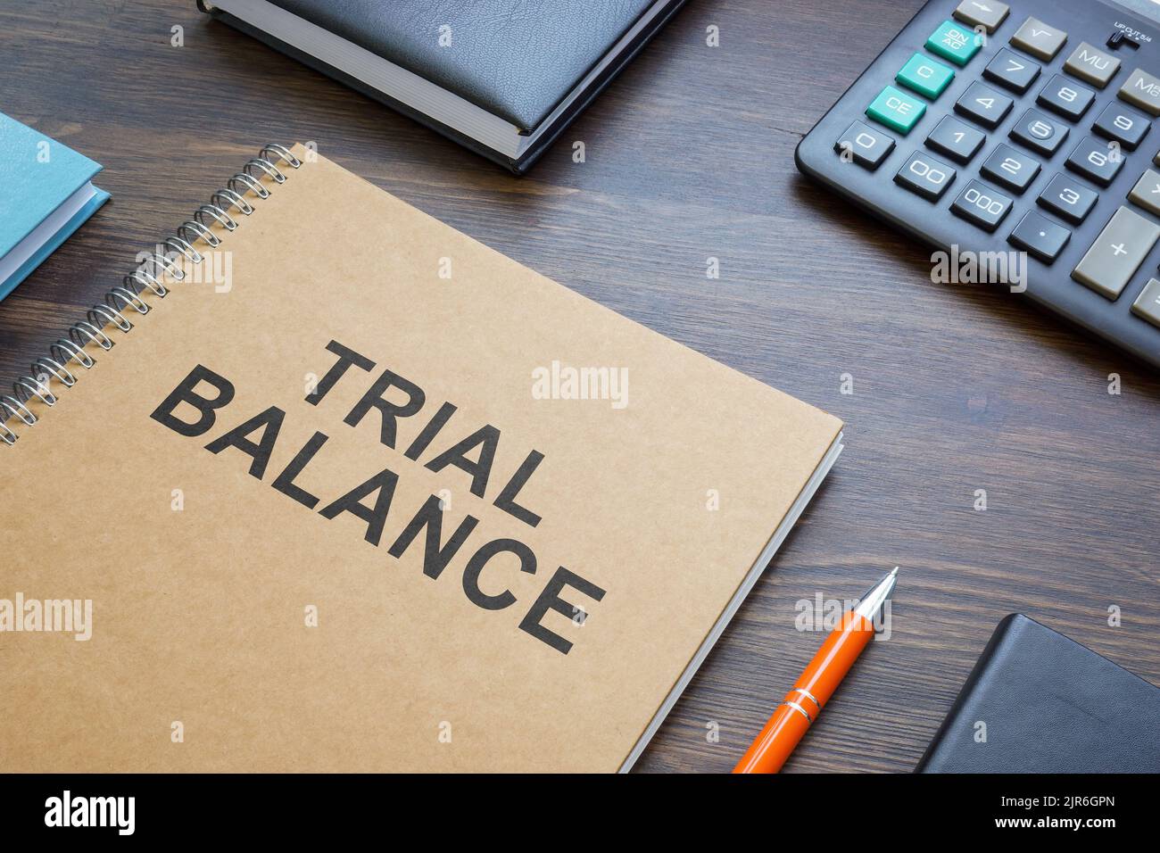 Libro contabile con saldo di prova e calcolatrice. Foto Stock