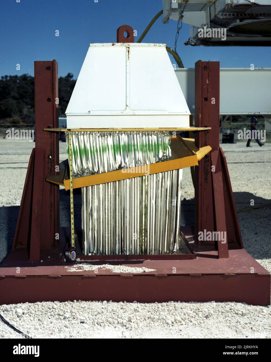 NTS A88 726 07-11-88 SANDIA NATIONAL LABS U19AU ALAMO POST-SHOT TRAILER & GENERATOR BROUILLARD (PROJECT ENGINEER) DATA DI PUBBLICAZIONE: 7/11/1988 ALAMO; BROUILLARD, A JOHN; ELEVATO; METRO A NASTRO; NEVADA; NEVADA TEST SITE; NTS; TECNOLOGIA NUCLEARE; TEST NUCLEARI; TEST NUCLEARI; RIMORCHIO E GENERATORE POST-SHOT; LABORATORI NAZIONALI SANDIA; SUPPORTI; SITI DI TEST; RIMORCHI; RIMORCHI TRAINATI A MOTORE; GALLERIE; U19AU; U19AU ALAMO; UGT; SOTTOTERRA; TEST SOTTERRANEI; IMMAGINI STORICHE DELLA TECNOLOGIA DELLE ARMI. 1972 - 2012. Dipartimento di energia. Amministrazione nazionale della sicurezza nucleare. Fotografie Re Foto Stock