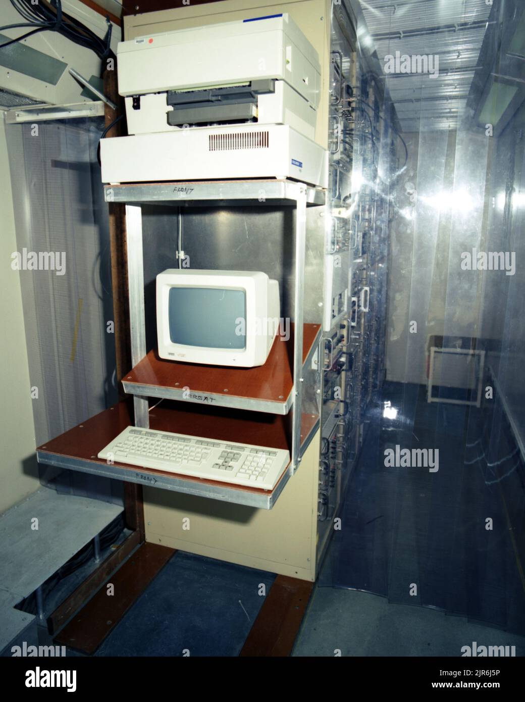 NTS A88 641 06-29-88 SANDIA NATIONAL LABS SANDUS COMPUTER CONSOLE GEENE (PROJECT ENGINEER) DATA DI PUBBLICAZIONE: 6/29/1988 CAVI (AZIENDA NON ELETTRICA); CONSOLE PER COMPUTER; COMPUTER; CONSOLE; APPARECCHIATURE; APPARECCHIATURE E STRUMENTI; GREENE, DAVID; STRUMENTI E ATTREZZATURE; STRUMENTI E ATTREZZATURE; MONITOR; NEVADA; NEVADA; NEVADA TEST SITE; NTS; TECNOLOGIA NUCLEARE; TEST NUCLEARI; TEST NUCLEARI; LABORATORI NAZIONALI SANDIA; SANDUS; APPARECCHIATURE SANDUS; SITI DI PROVA; INTERNO DI RIMORCHI; UGT; TEST SOTTERRANEI; EFFETTI DELLE ARMI; ARMI TECNOLOGIA immagini storiche. 1972 - 2012. Dipartimento di energia. NAT Foto Stock