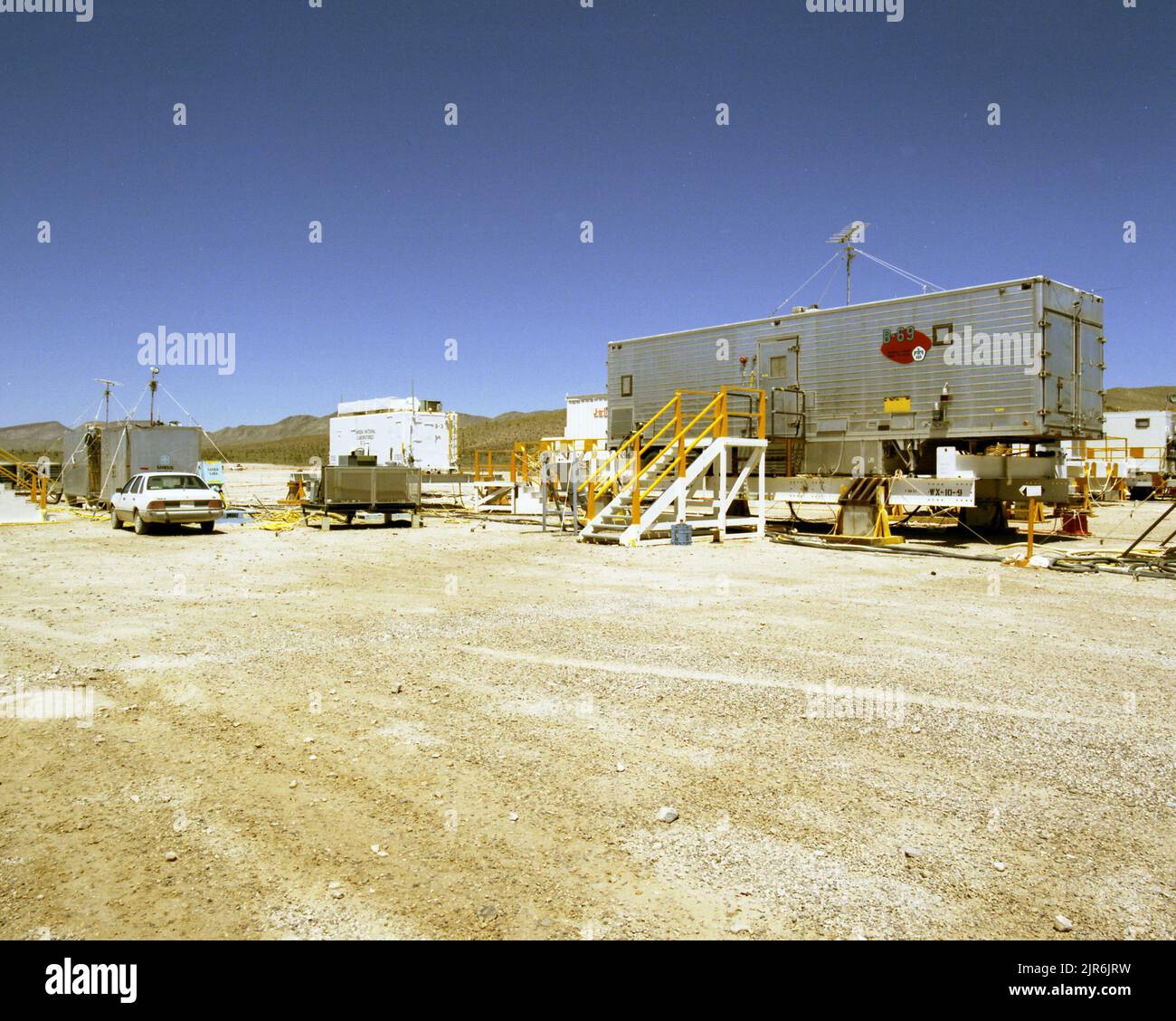 A88557 U3MH LAREDO PRESHOT TRAILERS STAN DAINS (INGEGNERE DI PROGETTO) MAGGIO 20 88 EG&G/NTS PHOTO LAB DATA DI PUBBLICAZIONE: 5/20/1988 EDGERTON, GERMESHAUSEN & GRIER; EG&G; APPARECCHIATURE; APPARECCHIATURE E STRUMENTI; STRUMENTI; STRUMENTI E ATTREZZATURE; LAREDO; NEVADA; NEVADA; NEVADA; LUOGO DI PROVA; NTS; TECNOLOGIA DELL'ENERGIA NUCLEARE; TEST NUCLEARI; TEST NUCLEARI; RIMORCHI PRESHOT; SITI DI PROVA; RIMORCHI; RIMORCHI, TRAINATI A MOTORE; UGT; PROVE IN SOTTOSUOLO; U3MH IMMAGINI STORICHE DEI TRAILER DI LAREDO PRESHOT. 1972 - 2012. Dipartimento di energia. Amministrazione nazionale della sicurezza nucleare. Fotografie relative al test delle armi nucleari a t Foto Stock