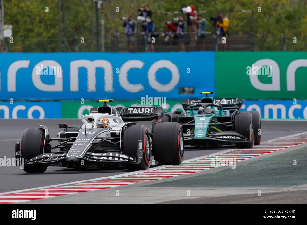 Mogyorod, Ungheria. Luglio 31th 2022. Formula 1 Gran Premio d'Ungheria a Hungaroring, Ungheria. Nella foto: #22 Yuki Tsunoda (JPN) di AlphaTauri davanti al #5 Sebastian Vettel (GER) di Aston Martin durante la gara Foto Stock