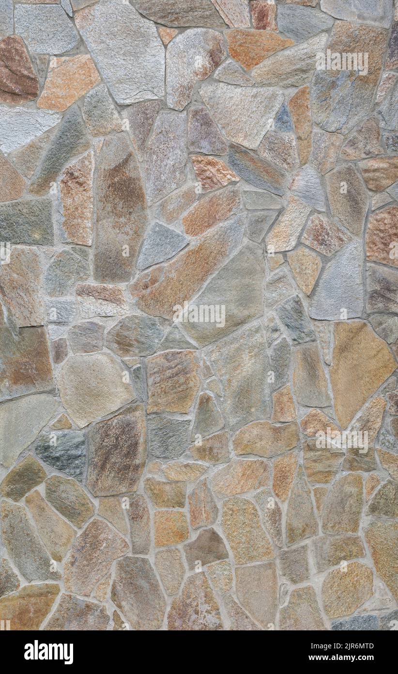 Vista frontale di pareti in pietra realizzate in ardesie di pietra colorate e intemperie. Sfondo testurizzato astratto ad alta risoluzione full frame. Foto Stock