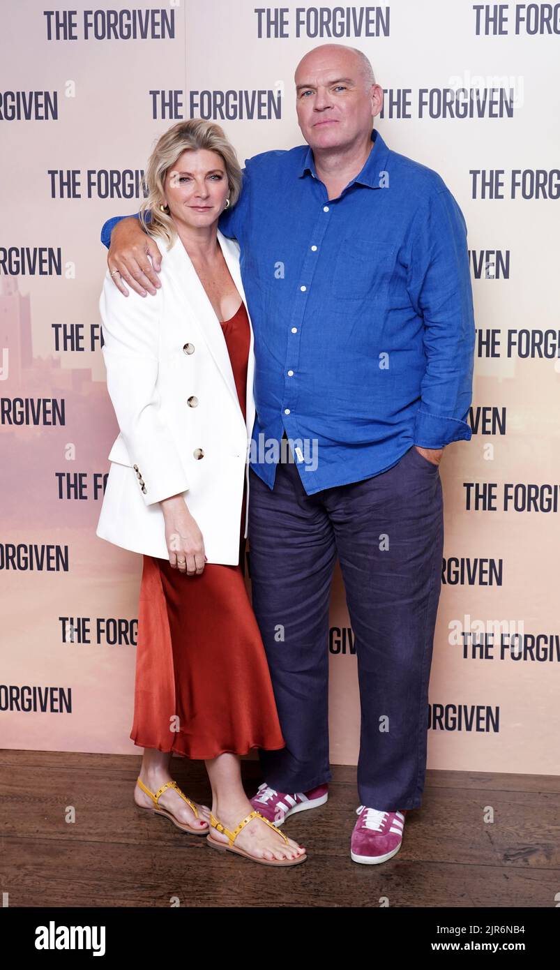 Elizabeth Eves e John Michael McDonagh a una fotocellula prima di una proiezione del perdonato, al Soho Hotel a Londra. Data immagine: Lunedì 22 agosto 2022. Foto Stock