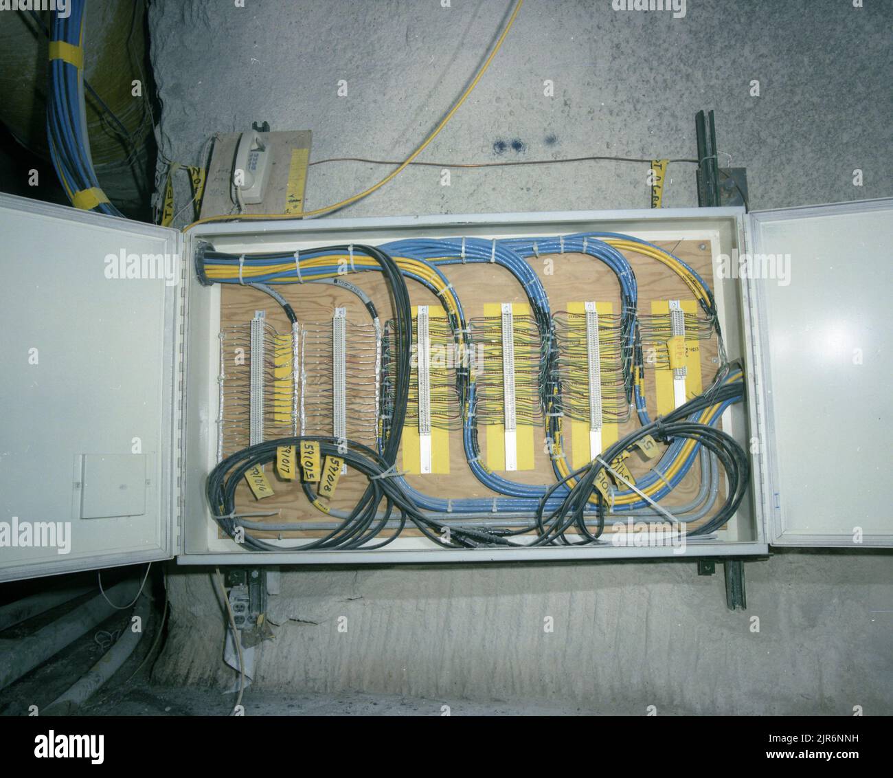 A871545 U12P MISSION CYBER BUTTON UP SANDUS AREA KECK/MIKE BURKE (PROJECT ENGINEER) NOV 29 87 EG&G/NTS PHOTO LAB DATA DI PUBBLICAZIONE: 11/29/1987 EDGERTON, GERMESHAUSEN & GRIER; EG&G; APPARECCHIATURE; APPARECCHIATURE E STRUMENTI; ALCOVA AD ALTA PRESSIONE; STRUMENTI; STRUMENTI E ATTREZZATURE; MISSIONE CYBER BUTTON UP; NEVADA; NEVADA; NEVADA TEST SITE; NTS; TECNOLOGIA DELL'ENERGIA NUCLEARE; TEST NUCLEARI; TEST NUCLEARI; SITI DI TEST; UGT; SOTTERRANEI; TEST SOTTERRANEI; FILI E CAVI; U12P MISSIONE CYBER BUTTON SU IMMAGINI STORICHE. 1972 - 2012. Dipartimento di energia. Amministrazione nazionale della sicurezza nucleare. Fotografie Rrela Foto Stock