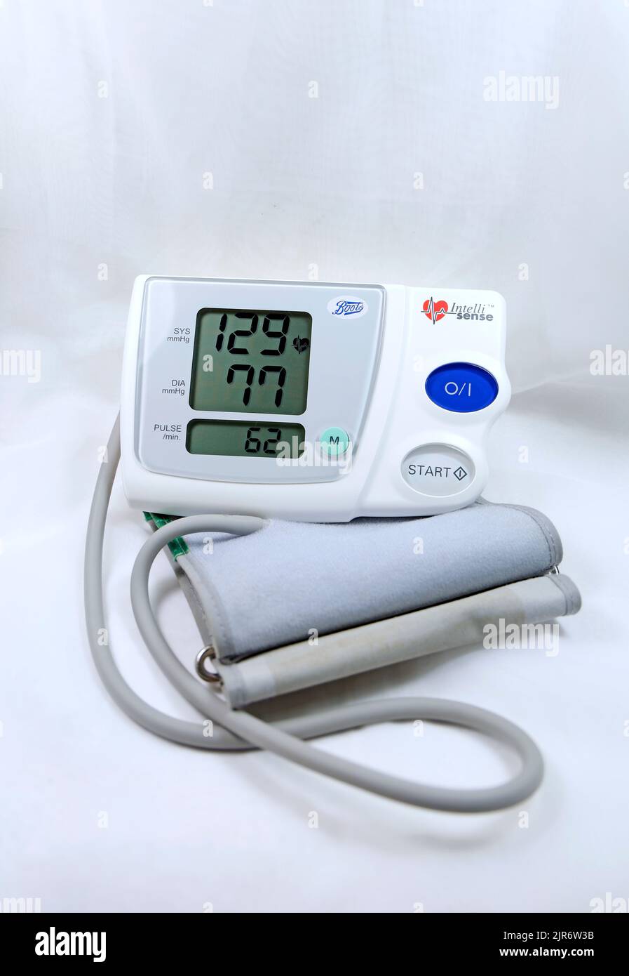 Monitoraggio della pressione sanguigna e del polso. Digitale con bracciale. Foto Stock