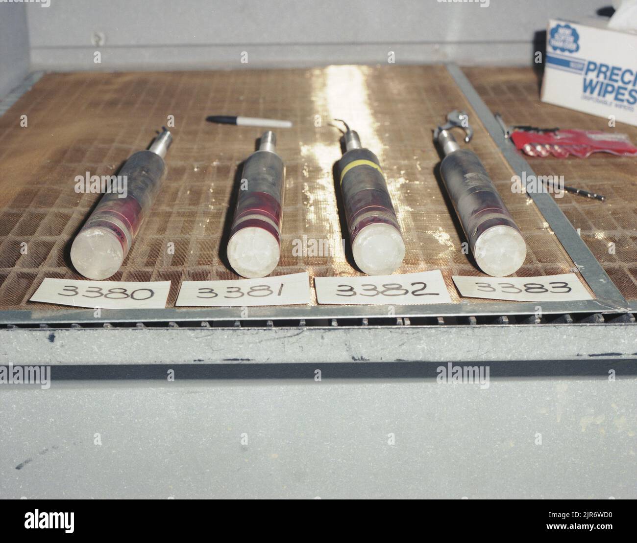 A87574 U12N RECUPERO ESPERIMENTO DI NOTA INTERMEDIA FRANK DEAN (INGEGNERE DI PROGETTO) MAR 26 87 EG&G/NTS PHOTO LAB DATA DI PUBBLICAZIONE: 3/26/1987 3380; 3381; 3382; 3383; EDGERTON, GERMESHAUSEN & GRIER; EG&G; APPARECCHIATURE; APPARECCHIATURE E STRUMENTI; RECUPERO DI ESPERIMENTI; STRUMENTI; STRUMENTI E ATTREZZATURE; NOTA DI MEZZO; NEVADA; LUOGO DI PROVA DEL NEVADA; NTS; TECNOLOGIA DELL'ENERGIA NUCLEARE; PROVE NUCLEARI; PROVE NUCLEARI; SITI DI PROVA; UGT; UNDERGROUND TESTING; U12N ESPERIMENTO DI NOTA CENTRALE RE IMMAGINI STORICHE. 1972 - 2012. Dipartimento di energia. Amministrazione nazionale della sicurezza nucleare. Fotografie relative a armi nucleari Tes Foto Stock