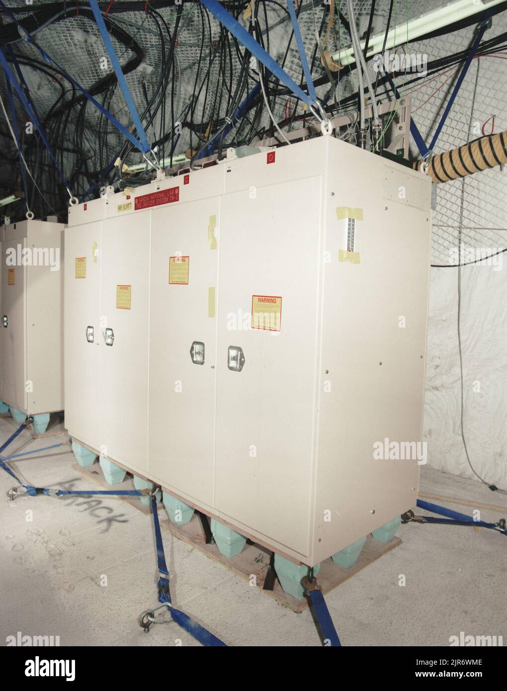 A870541 U12N NOTA INTERMEDIA ALCOVA 21-36 JOHN ALLEN (PROJECT ENGINEER) MAR 16 87 EG&G/NTS PHOTO LAB DATA DI PUBBLICAZIONE: 3/16/1987 ALCOVA 21-36; SISTEMA DIGITALIZZATORE; EDGERTON, GERMESHAUSEN & GRIER; EG&G; ATTREZZATURA; ATTREZZATURA E STRUMENTI; STRUMENTI; STRUMENTI E ATTREZZATURE; NOTA CENTRALE; NEVADA; NEVADA TEST SITE; NTS; TECNOLOGIA NUCLEARE; TEST NUCLEARI; TEST NUCLEARI; SITI DI PROVA; UGT; SOTTERRANEI; TEST SOTTERRANEI; FILI E CAVI; U12N NOTA CENTRALE ALCOVA 21-36 IMMAGINI STORICHE. 1972 - 2012. Dipartimento di energia. Amministrazione nazionale della sicurezza nucleare. Fotografie relative a Nuclear WEa Foto Stock