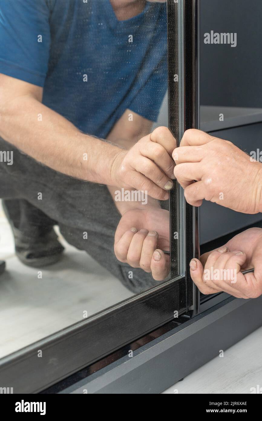 Montaggio di una scatola mediante la vite, schema dettagliato di lavoro del master con la vite esagonale. Foto Stock