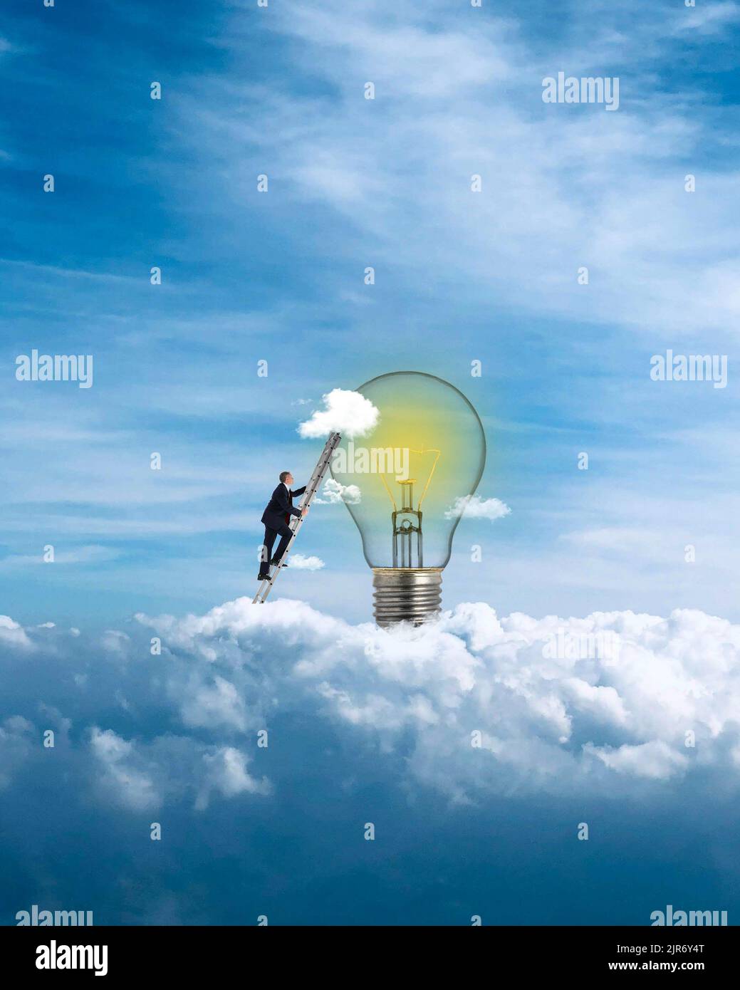 Uno scatto verticale del concetto di un'idea rappresentata da una persona che sale una scala ad una lampadina Foto Stock