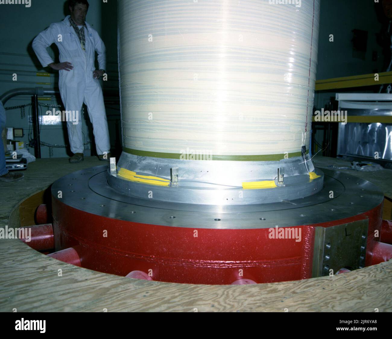 A870164 U12P MISSIONE CYBER FAC H.E. WRAP STALLER (PROJECT ENGINEER) JAN 13 87 EG&G/NTS PHOTO LAB DATA DI PUBBLICAZIONE: 1/13/1987 EDGERTON, GERMESHAUSEN & GRIER; EG&G; APPARECCHIATURE E STRUMENTI; APPARECCHIATURE (SNL); ASSEMBLAGGIO FAC; PIATTAFORMA DI ASSEMBLAGGIO FAC; INVOLUCRO FAC H.E.; FAC AD ALTA ENERGIA; STRUMENTI E APPARECCHIATURE; MASCHIO; UOMO (AGGIUNGERE MODIFICATORE MASCHILE); MISSIONE CYBER; NEVADA TEST SITE; NTS; TECNOLOGIA NUCLEARE; PROVE NUCLEARI; P-TUNNEL; STALLER, GEORGE; TUTE, CORPO; NASTRO; NASTRI (ADESIVI); SITI DI PROVA; GALLERIE; U12P; U12P MISSIONE CYBER; UGT; SOTTOTERRA; TEST SOTTERRANEI; EFFETTI DELLE ARMI; TECNOLOGIA DELLE ARMI Foto Stock