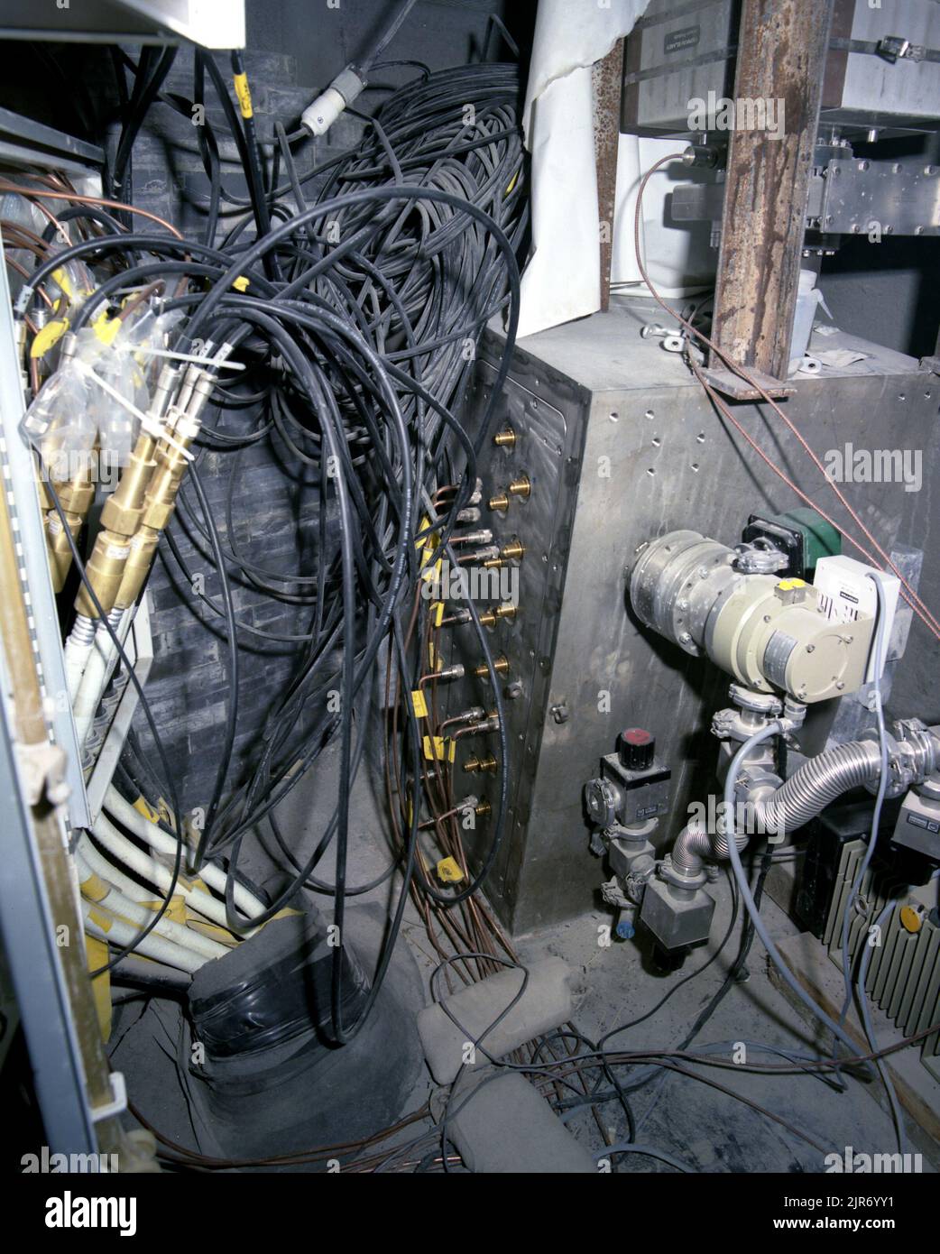 A870104 U12N NOTA CENTRALE MULINI SPERIMENTALI PER GENERATORI DI NEUTRONI (PROJECT ENGINEER) GEN 13 87 EG&G/NTS PHOTO LAB DATA DI PUBBLICAZIONE: 1/13/1987 CAVI; CAVI (AZIENDA NON ELETTRICA); EDGERTON, GERMESHAUSEN & GRIER; EG&G; TECNOLOGIA ELETTRONICA; ATTREZZATURA E STRUMENTI; ATTREZZATURA (SNL); STRUMENTI E ATTREZZATURE; MULINI, SCOT; N-TUNNEL; ESPERIMENTO CON GENERATORE DI NEUTRONI; GENERATORI DI NEUTRONI; NEVADA; SITO DI PROVA DEL NEVADA; NTS; TECNOLOGIA DELL'ENERGIA NUCLEARE; PROVE NUCLEARI; PROVE NUCLEARI; SITI DI PROVA; TUNNEL; U12N; U12N NOTA DI MEZZO; UGT; SOTTERRANEO; TEST SOTTERRANEI; EFFETTI DELLE ARMI; STORIA DELLA TECNOLOGIA DELLE ARMI Foto Stock