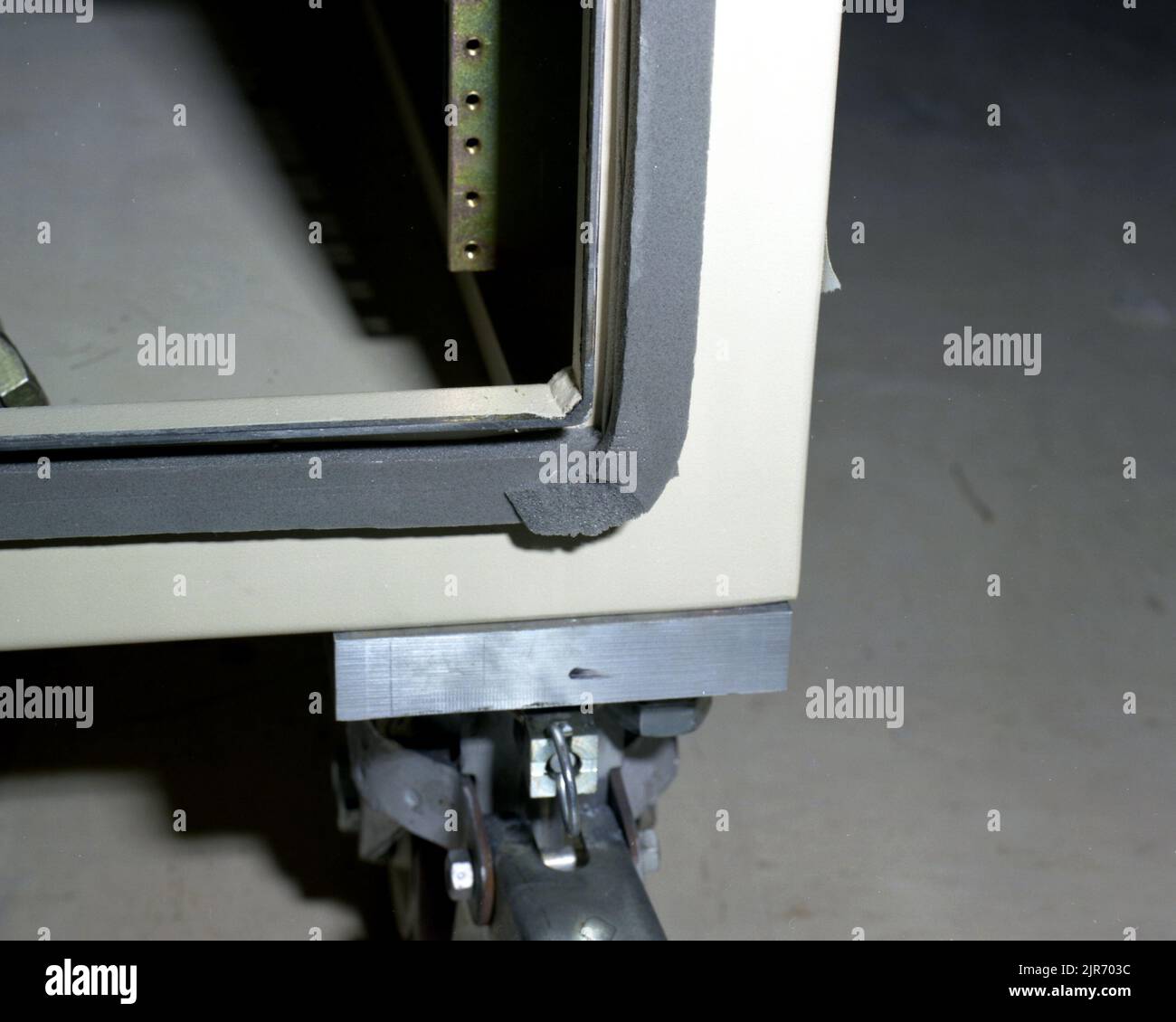 A861451 GUARNIZIONE RACK NON-EVENT KISH (PROJECT ENGINEER) DEC 5 86 EG&G/NTS PHOTO LAB DATA DI PUBBLICAZIONE: 12/5/1986 EDGERTON, GERMESHAUSEN & GRIER; EG&G; APPARECCHIATURE E STRUMENTI; STRUMENTI E APPARECCHIATURE; KISH, JOHN; NEVADA; NEVADA; NEVADA; NTS; TECNOLOGIA DELL'ENERGIA NUCLEARE; TEST NUCLEARI; TEST NUCLEARI; SIGILLATURA DI RACK; RACK; SIGILLATURA; SITI DI PROVA; UGT; TEST SOTTERRANEI; TECNOLOGIA DELLE ARMI; Immagini storiche NON RELATIVE AGLI EVENTI. 1972 - 2012. Dipartimento di energia. Amministrazione nazionale della sicurezza nucleare. Fotografie relative al test delle armi nucleari presso il sito di test del Nevada. Foto Stock