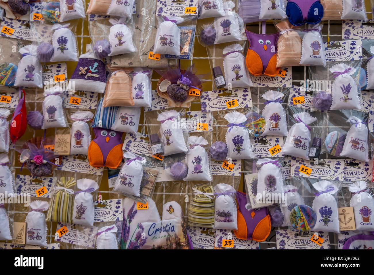 Un primo piano dei vari souvenir in vendita in un negozio di articoli da regalo. Foto Stock