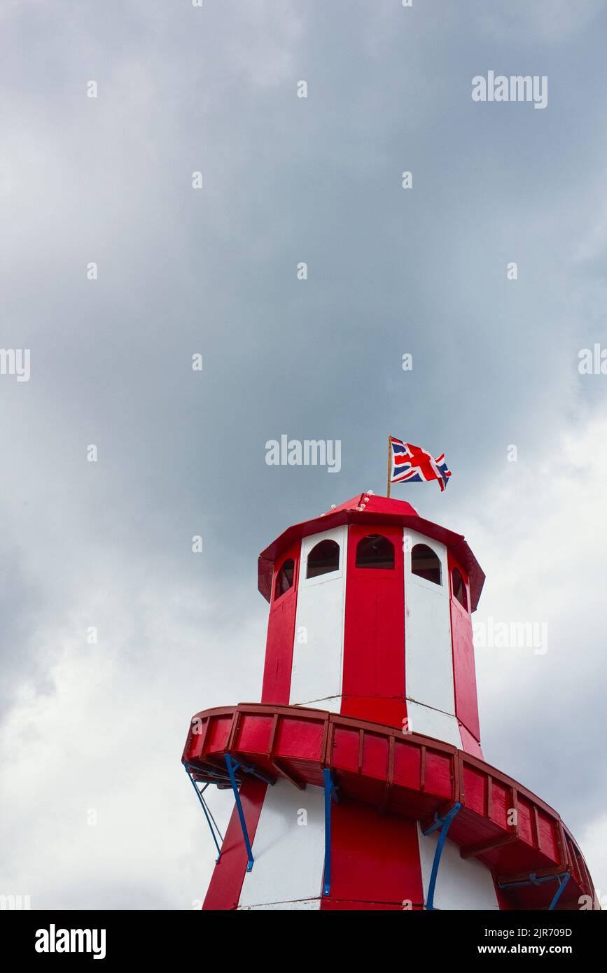 Guardando verso l'alto uno scheletro di helter con una bandiera del jack dell'Unione che vola in alto Foto Stock