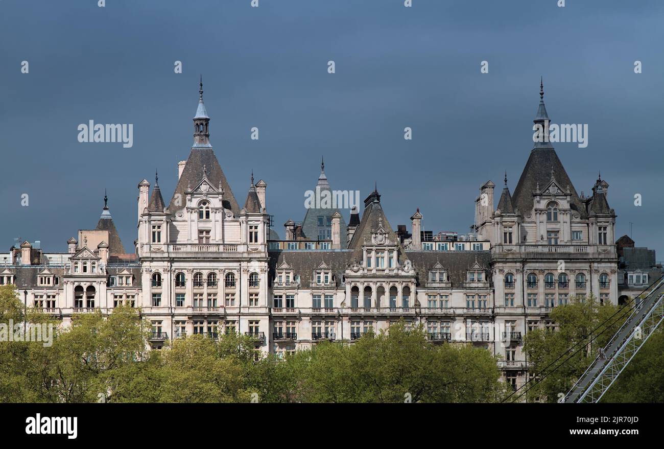 Top of the Royal Horseguards Hotel Lit by the Evening Sun di proprietà di Guoman Hotels visto dalla riva sud del Tamigi Londra UK Foto Stock