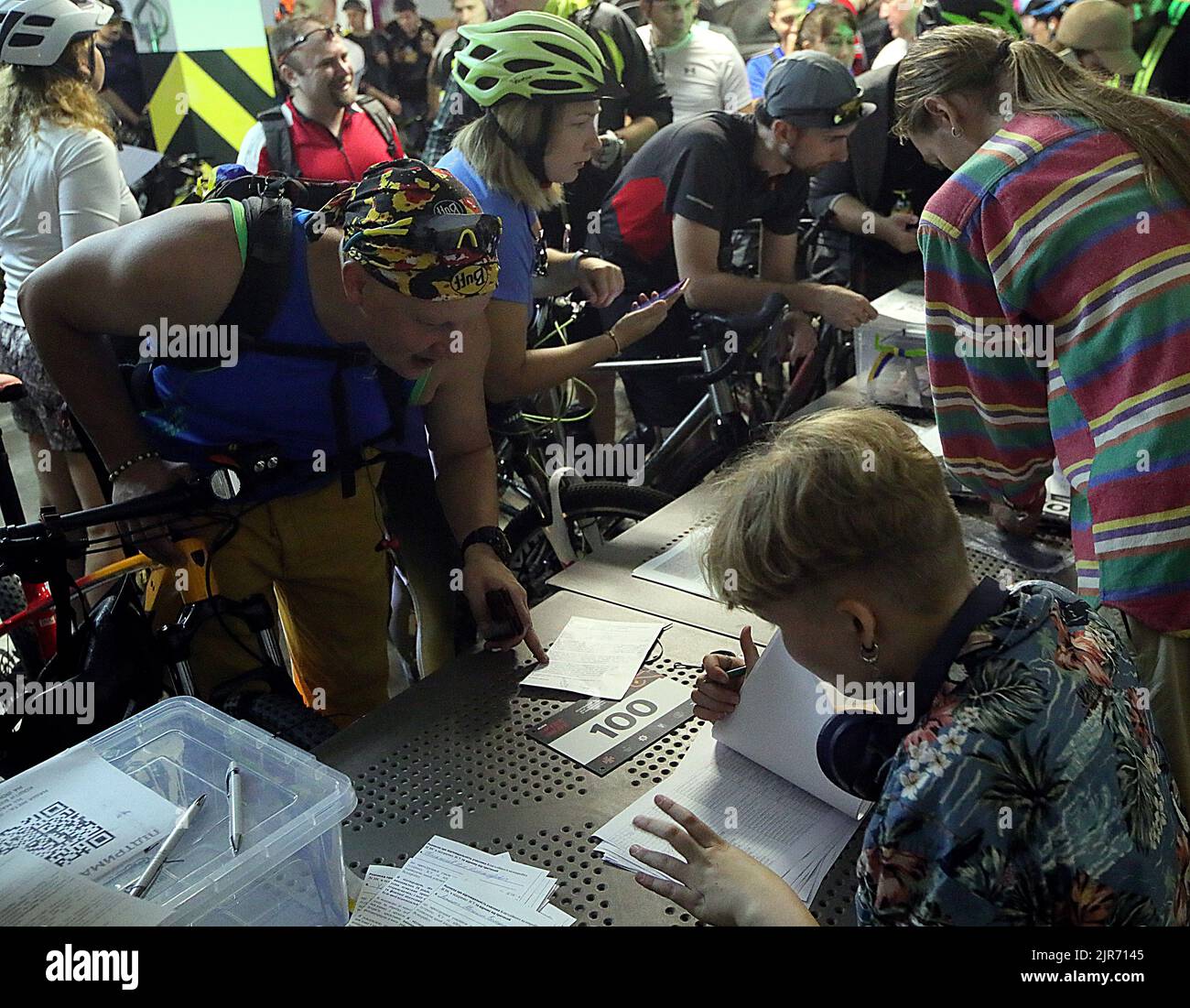 KIEV, UCRAINA - 20 AGOSTO 2022 - i piloti si iscrivono a una gara di bicicletta di beneficenza per sostenere l'AFU e i POW di Azovstal, Kyiv, capitale dell'Ucraina. Foto Stock