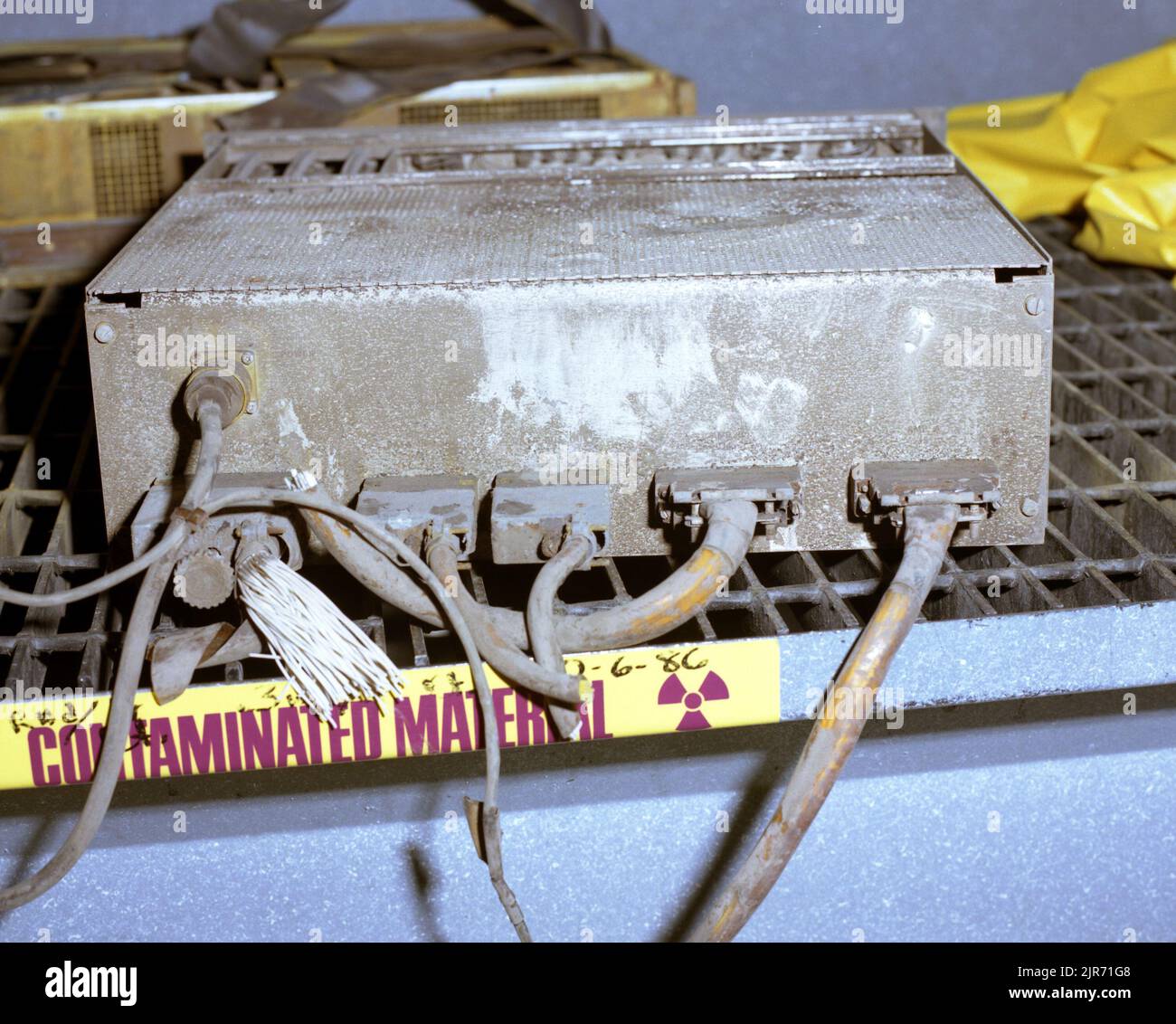 A861173 U12T MIGHTY OAK SANDUS EQUIPMENT RECOVERY NELSON (PROJECT ENGINEER) OCT 15 1986 LABORATORIO FOTOGRAFICO EG&G/NTS DATA PUBBLICAZIONE: 10/15/1986 MATERIALE CONTAMINATO; SPORCO; EDGERTON, GERMESHAUSEN & GRIER; EG&G; TECNOLOGIA ELETTRONICA; APPARECCHIATURE E STRUMENTI; STRUMENTI E APPARECCHIATURE; STRUMENTI E APPARECCHIATURE; QUERCIA POTENTE; NELSON, PALMER; NEVADA; NEVADA TEST SITE; NTS; TECNOLOGIA DELL'ENERGIA NUCLEARE; TEST NUCLEARI; TEST NUCLEARI; RECUPERO DI ATTREZZATURE SANDUS; SITI DI TEST; U12T; U12T POSSENTE QUERCIA; UGT; PROVE SOTTERRANEE; TECNOLOGIA DELLE ARMI; Immagini storiche CABLATE. 1972 - 2012. Dipartimento di energia. Nationa Foto Stock