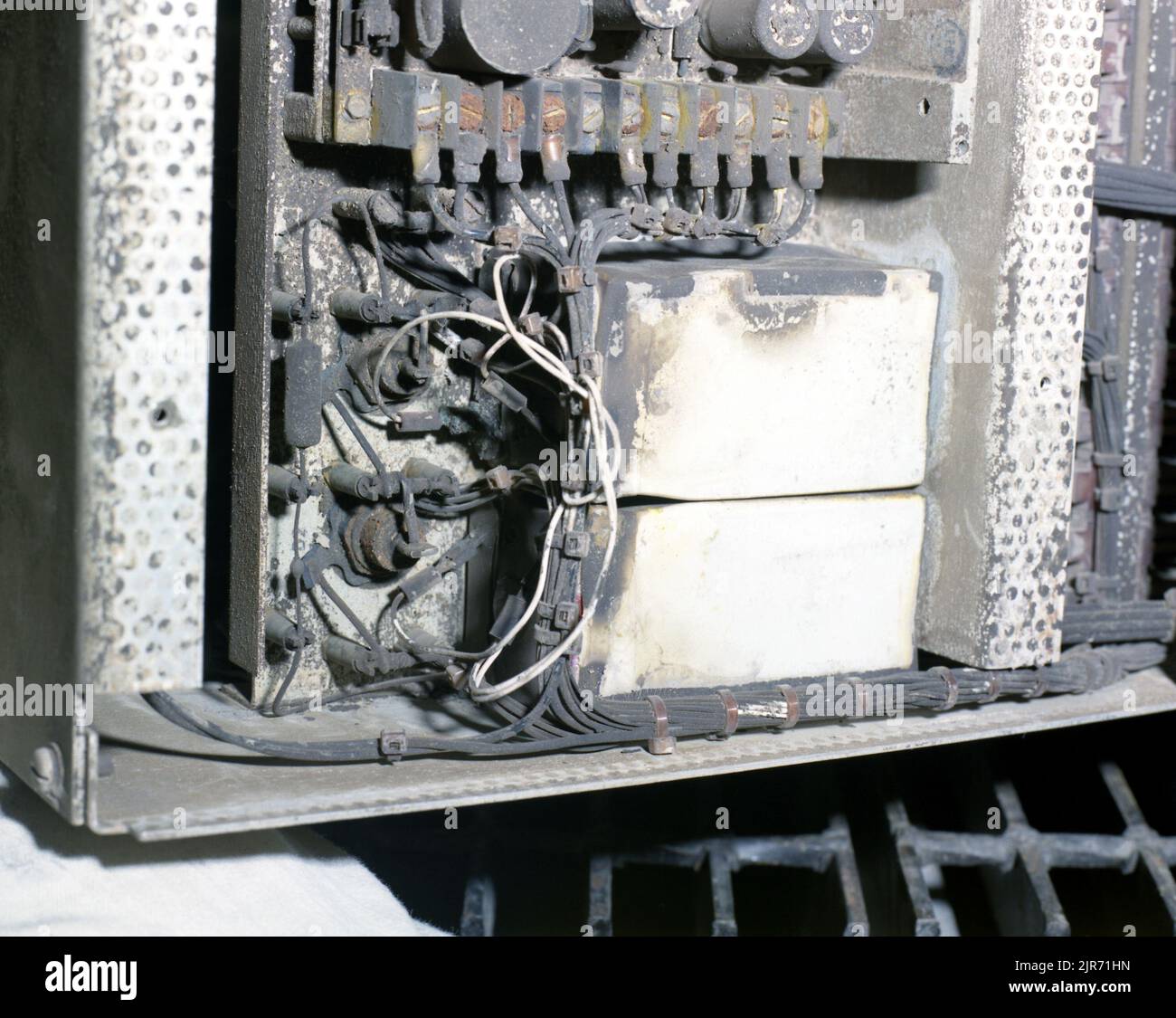 A861176 U12T MIGHTY OAK SANDUS EQUIPMENT RECOVERY NELSON (PROJECT ENGINEER) OCT 15 1986 LABORATORIO FOTOGRAFICO EG&G/NTS DATA PUBBLICAZIONE: 10/15/1986 GRUPPI DI CIRCUITI; CIRCUITI; MATERIALE CONTAMINATO; SPORCO; EDGERTON, GERMESHAUSEN & GRIER; EG&G; TECNOLOGIA ELETTRONICA; APPARECCHIATURE E STRUMENTI; STRUMENTI E APPARECCHIATURE; POSSENTE QUERCIA; NELSON, PALMER; NEVADA; LUOGO DI PROVA DEL NEVADA; NTS; TECNOLOGIA DELL'ENERGIA NUCLEARE; TEST NUCLEARI; TEST NUCLEARI; RECUPERO DI APPARECCHIATURE SANDUS; SITI DI PROVA; U12T; U12T QUERCIA POTENTE; UGT; TEST SOTTERRANEI; TECNOLOGIA DELLE ARMI; IMMAGINI storiche CABLATE. 1972 - 2012. Dipartimento di energia. Nati Foto Stock