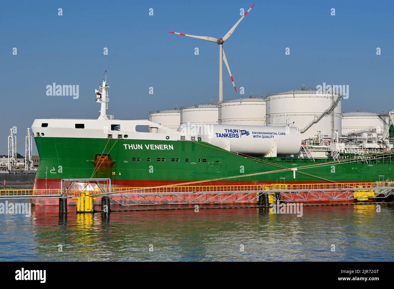 Anversa, Belgio - Agosto 2022: Grande petroliera ormeggiata nel porto commerciale della città. È un porto importante per lo scarico del petrolio in Europa. Foto Stock