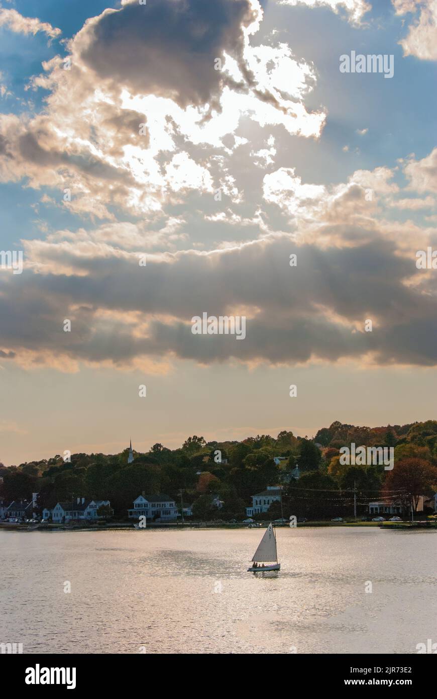 Barca a vela a vela con trivolismo sul fiume Mystic sotto il cielo spettacolare Foto Stock