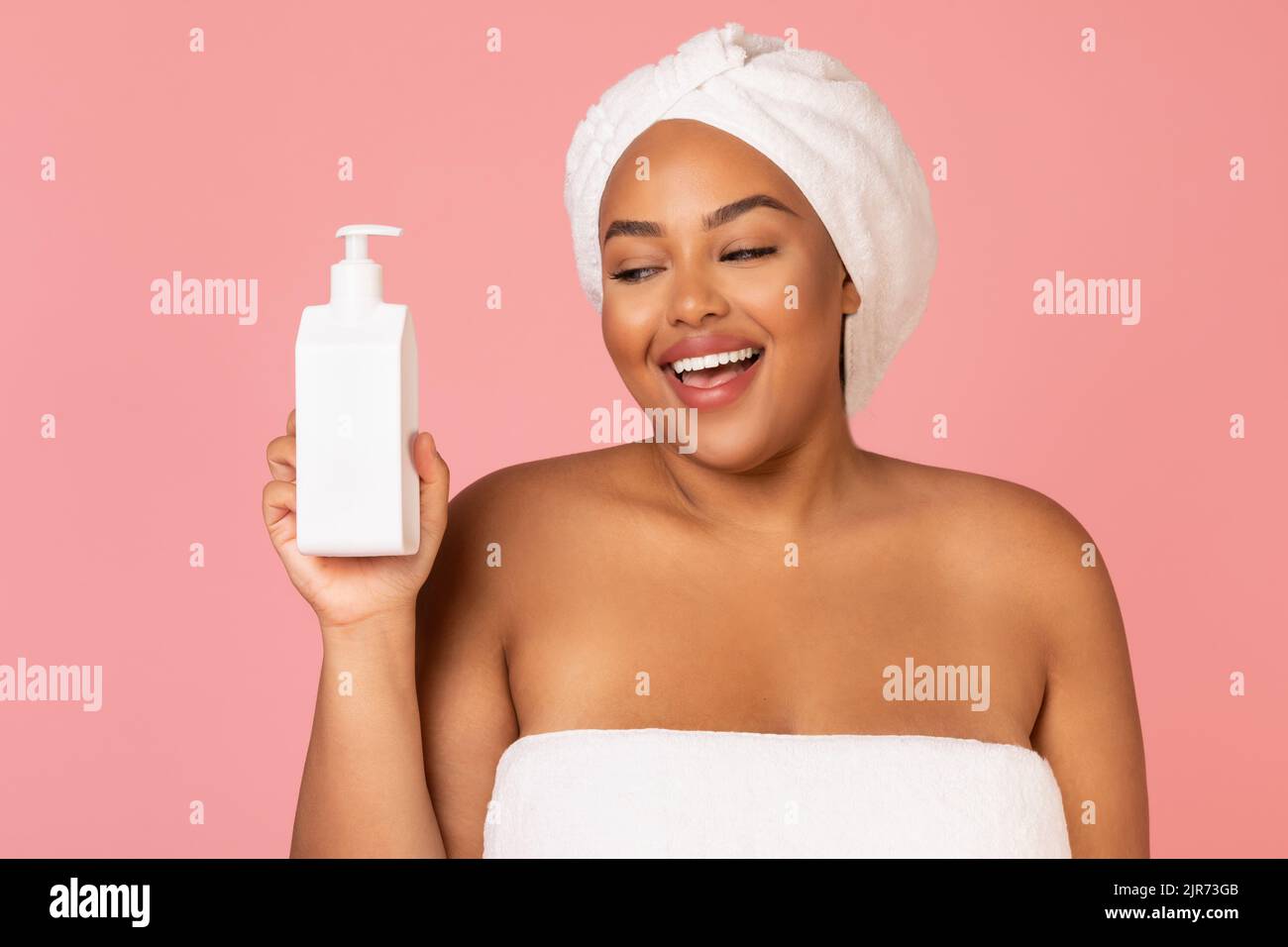 Allegro Black Lady Holding Body Lozione bottiglia su sfondo rosa Foto Stock