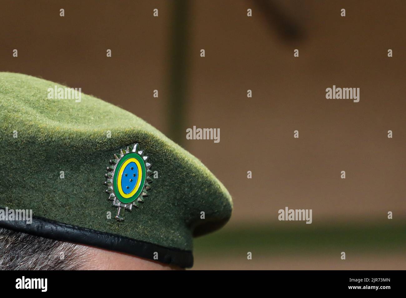 Berretto militare dell'esercito brasiliano, con enfasi sull'emblema in metallo, un simbolo che presenta venti punti di spada che circondano un asse verticale, REP Foto Stock