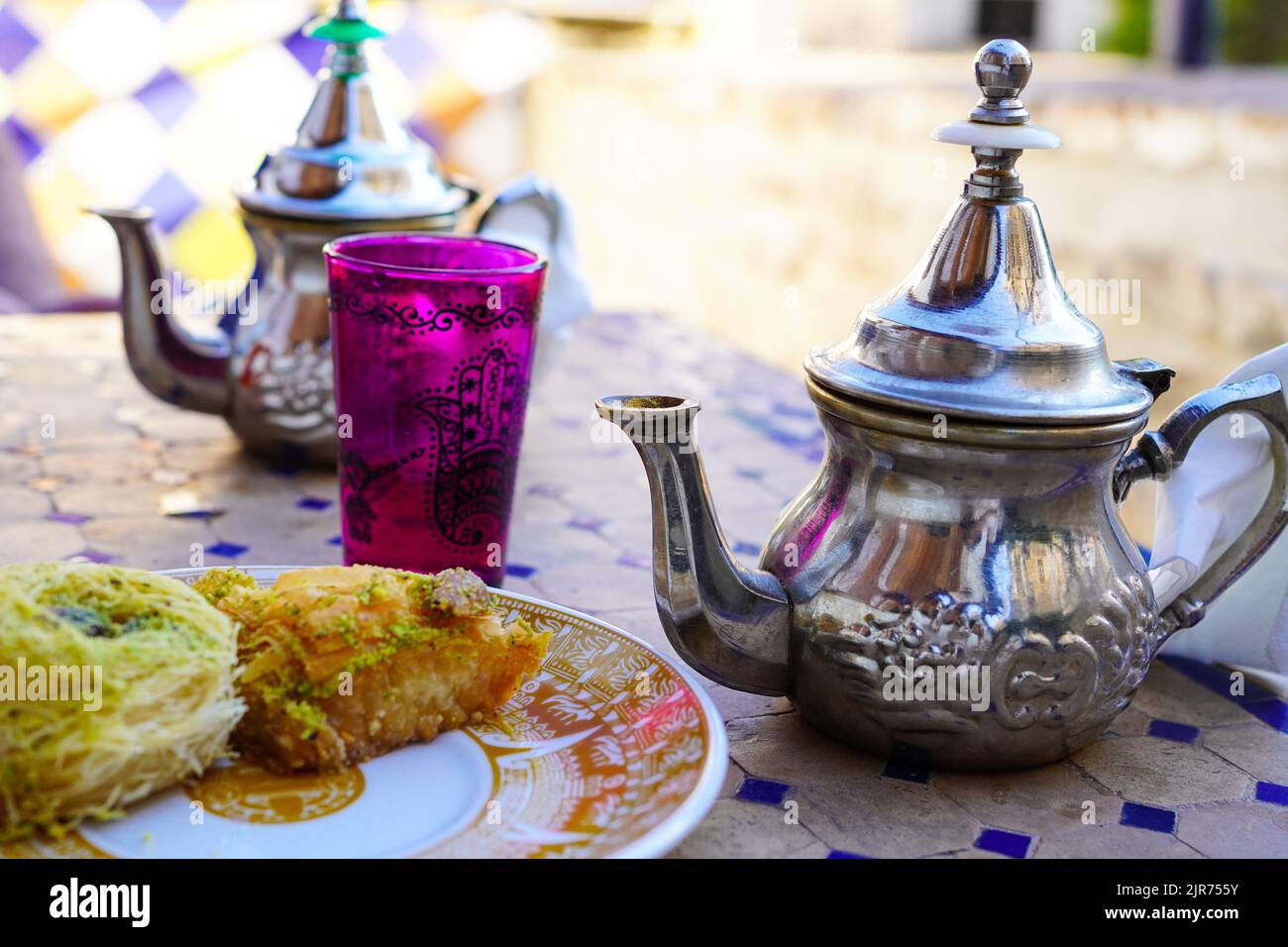 Tè alla menta in stile marocchino e dolci mediorientali sulla terrazza di El bañuelo Teteria a Granada, Spagna Foto Stock