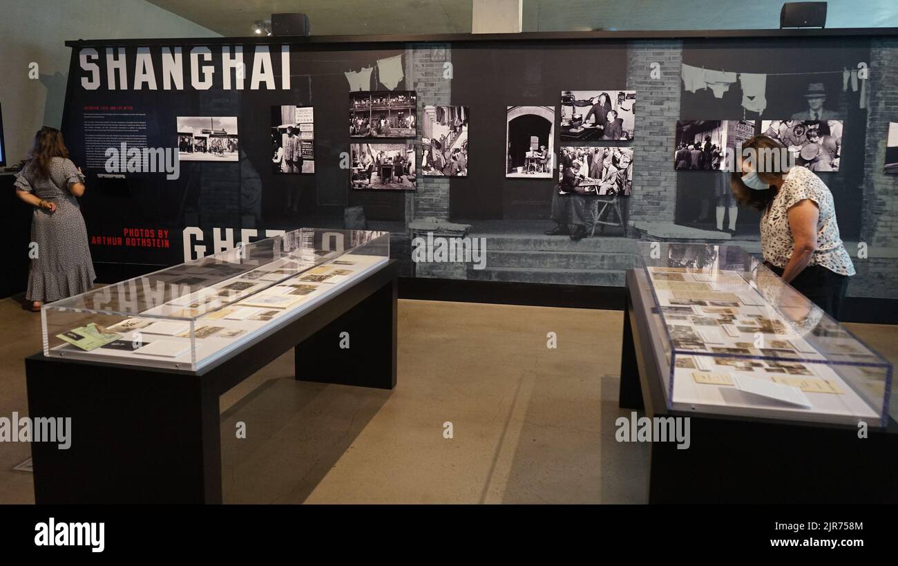 Los Angeles, Stati Uniti. 4th ago, 2022. La gente visita una mostra intitolata "Hidden History: Raccontare la storia ebraica di Shanghai" al Museo dell'Olocausto DI LOS Angeles, California, Stati Uniti, il 4 agosto 2022. Credit: Zeng Hui/Xinhua/Alamy Live News Foto Stock