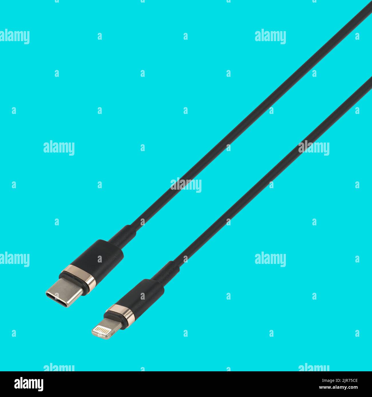 Cavo con connettore tipo C e Lightning, isolato su sfondo blu Foto Stock