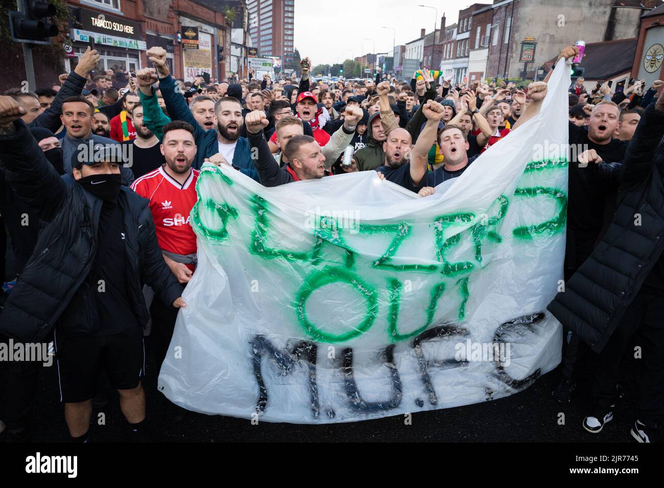 Manchester, Regno Unito. 22nd ago, 2022. I fan di Man United attendono l'inizio della marcia a Old Trafford prima della loro partita contro Liverpool. Le proteste continuano contro la proprietà Glazers del club. Credit: Andy Barton/Alamy Live News Foto Stock