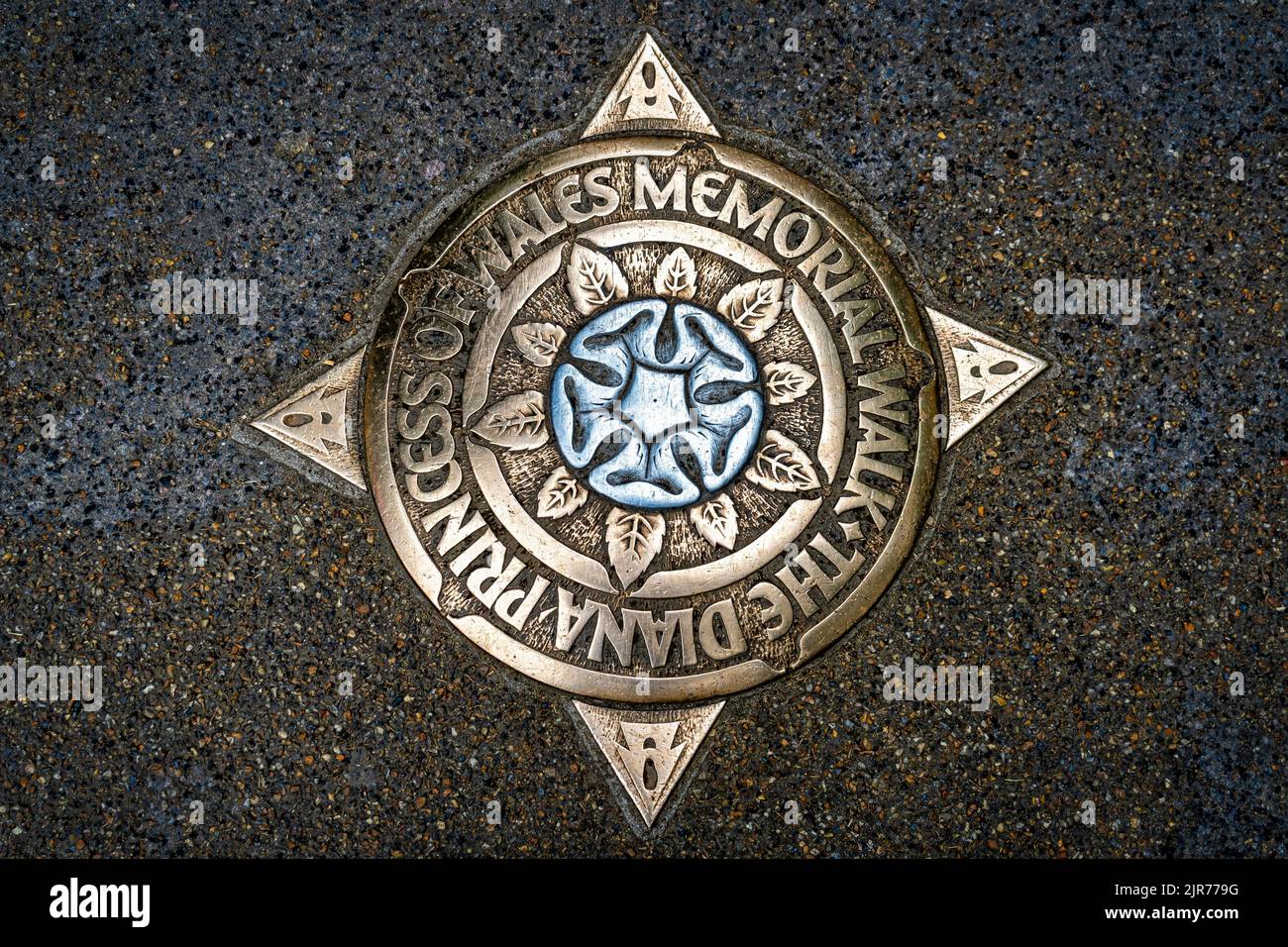 Un primo piano della principessa Diana di wales Memorial Walk insignia Foto Stock