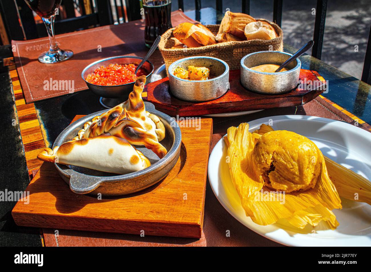 Empanadas e tamale (cibo tipico argentino). Salta, Argentina. Foto Stock