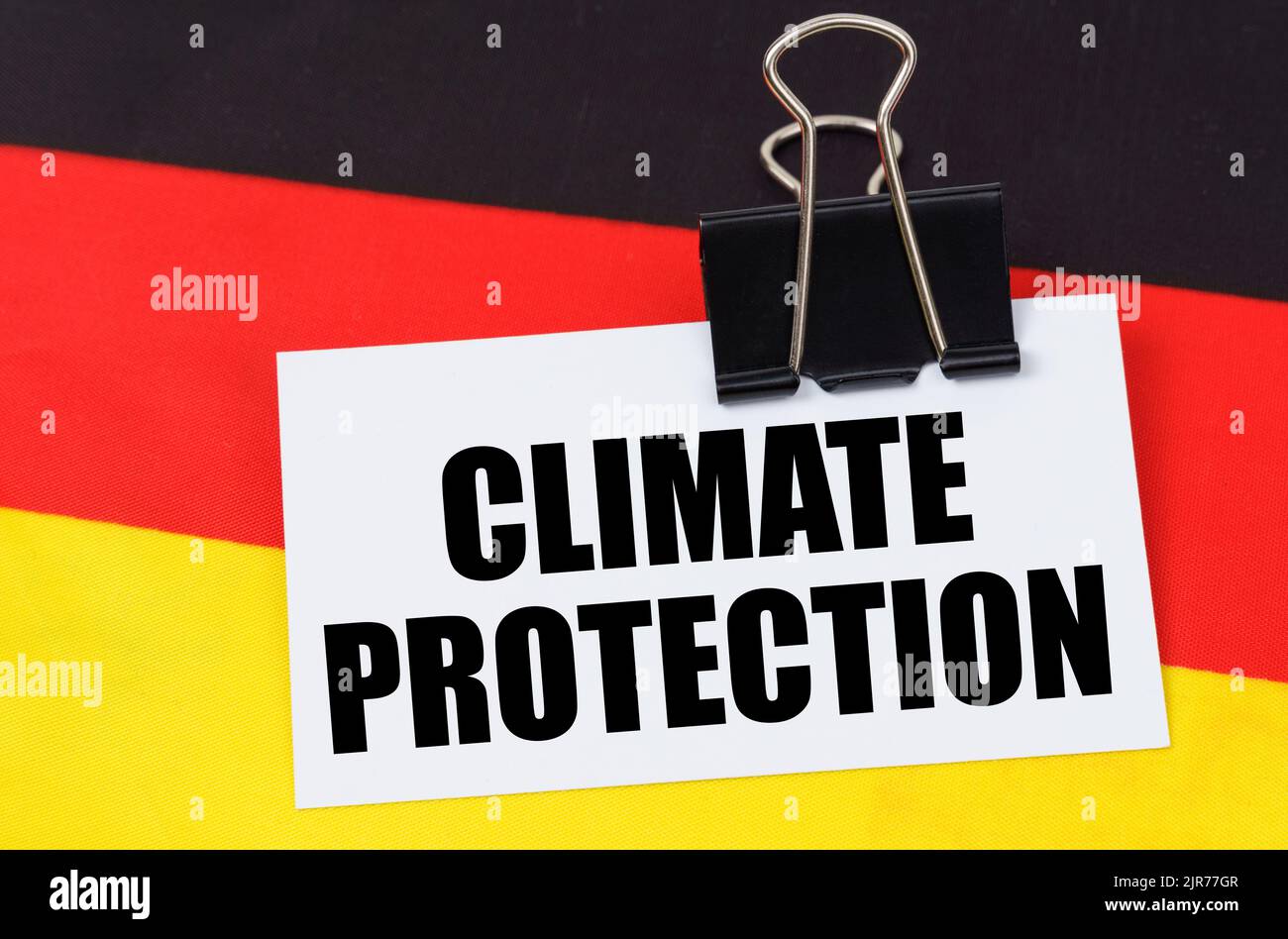 Concetto nazionale di ecologia. Sulla bandiera della Germania si trova un taccuino con l'iscrizione - protezione del clima Foto Stock