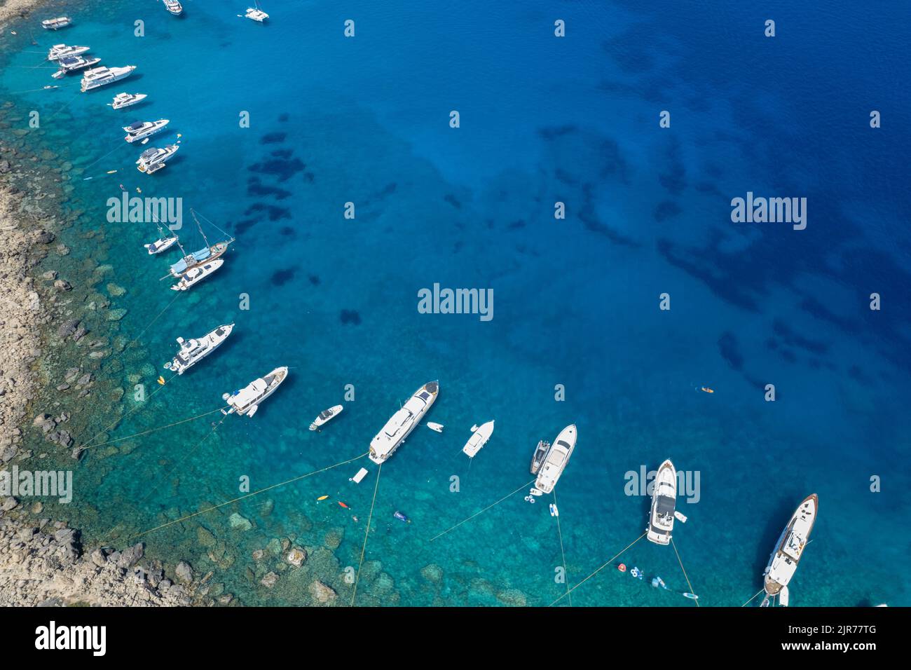 Drone aereo mare yacht di lusso ormeggiato in costa e persone non riconosciute nuoto rilassante. Vacanze estive al mare. Ayia Napa Cipro Foto Stock