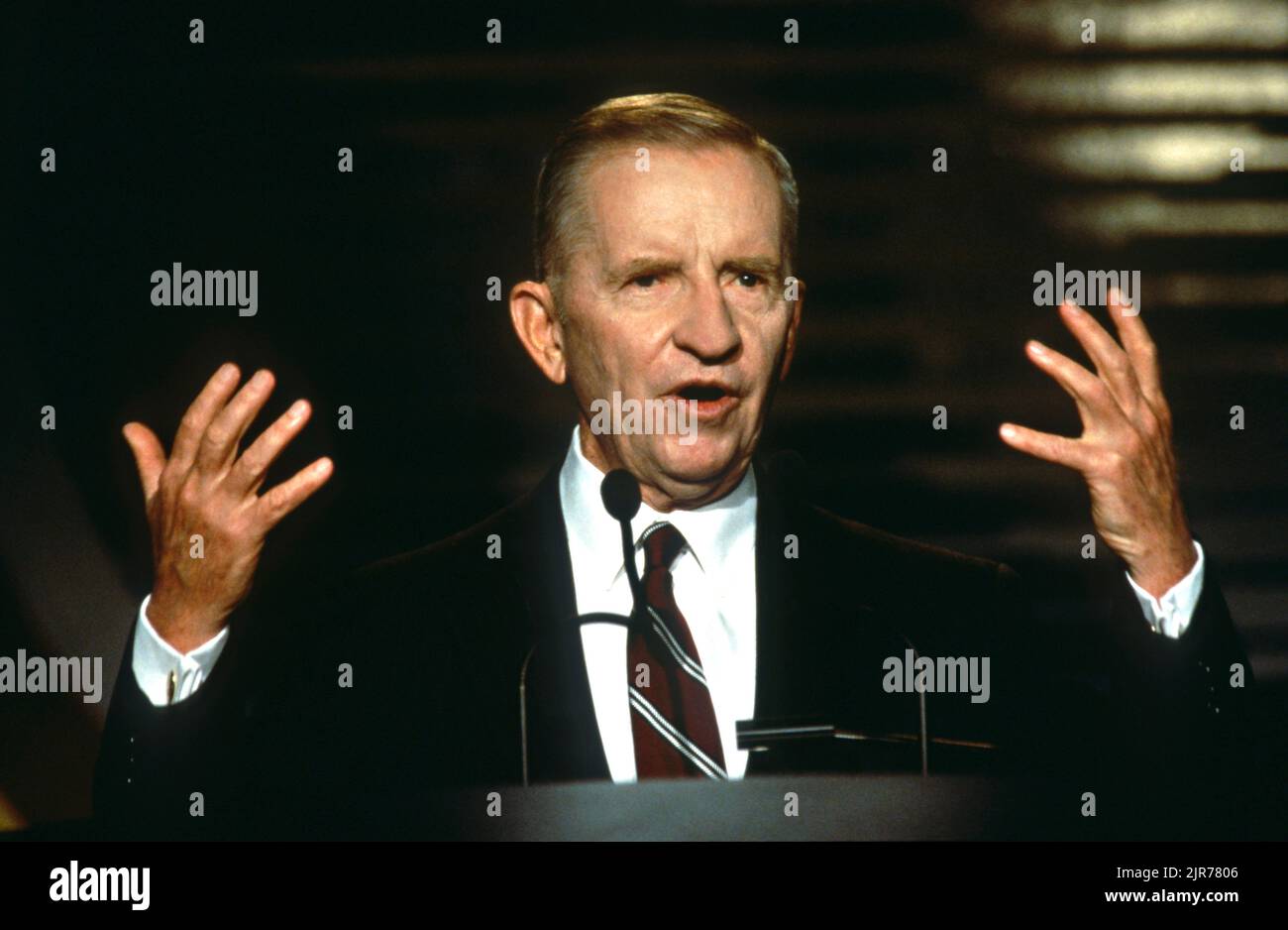 Il miliardario indipendente del candidato presidenziale Ross Perot consegna un discorso alla convenzione della Coalizione cristiana 13 settembre 1996 a Washington, D.C. Foto Stock