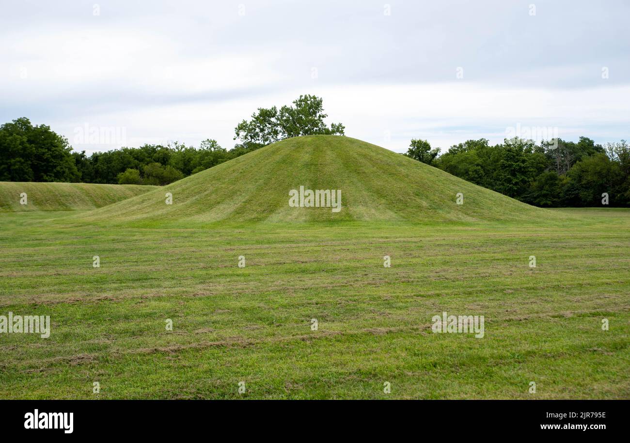 Antichi tumuli preistorici dei nativi americani a Mound City, Ohio Foto Stock
