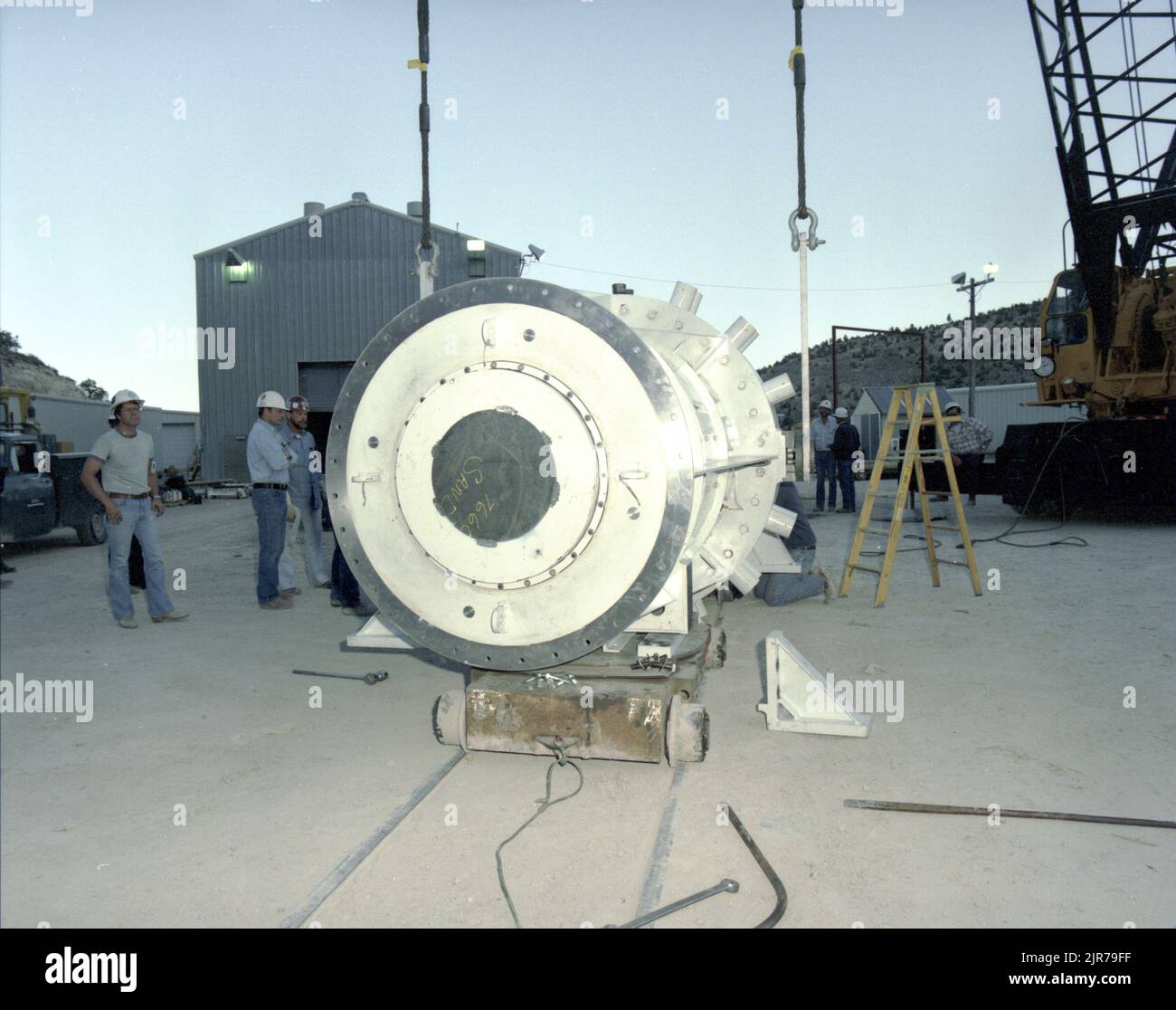 A850841 U12N FAGGIO DIAMANTATO FAC CARICO & PORTALE SCARICO HAROLD WALLING (PROJECT ENGINEER) MAGGIO 9 85 EG&G/NTS PHOTO LAB DATA DI PUBBLICAZIONE: 5/9/1985 FAGGIO DIAMANTATO; EDGERTON, GERMESHAUSEN & GRIER; EG&G; ATTREZZATURA; ATTREZZATURE E STRUMENTI; CARICO FAC; CHIUSURA AD AZIONE RAPIDA; STRUMENTI E APPARECCHIATURE; STRUMENTI E APPARECCHIATURE; CARICO; MASCHIO; UOMINI; UOMINI (AGGIUNGERE MODIFICATORE MASCHIO); N-TUNNEL; NEVADA; NEVADA TEST SITE; NTS; TECNOLOGIA DELL'ENERGIA NUCLEARE; SCARICAMENTO DI PORTALI; SITI DI PROVA; GALLERIE; UGT; PROVE IN SOTTOSUOLO; SCARICO; EFFETTI ARMI; CARICO FAC E PORTALE DI SCARICO IMMAGINI STORICHE. 1972 - 2012. Departm Foto Stock