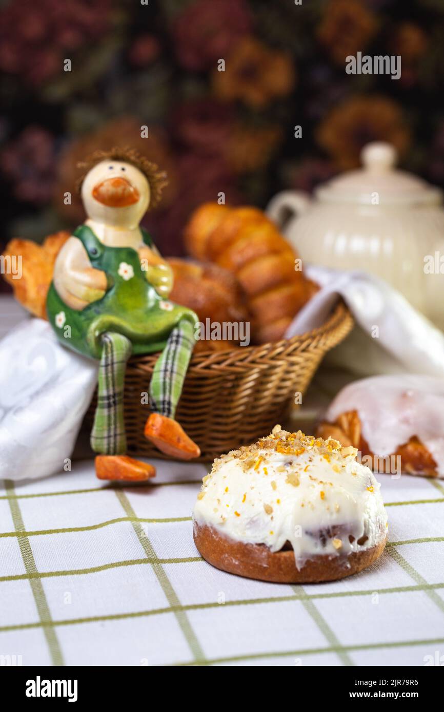 cinnabon bun con cannella e crema bianca a casa sul tavolo Foto Stock